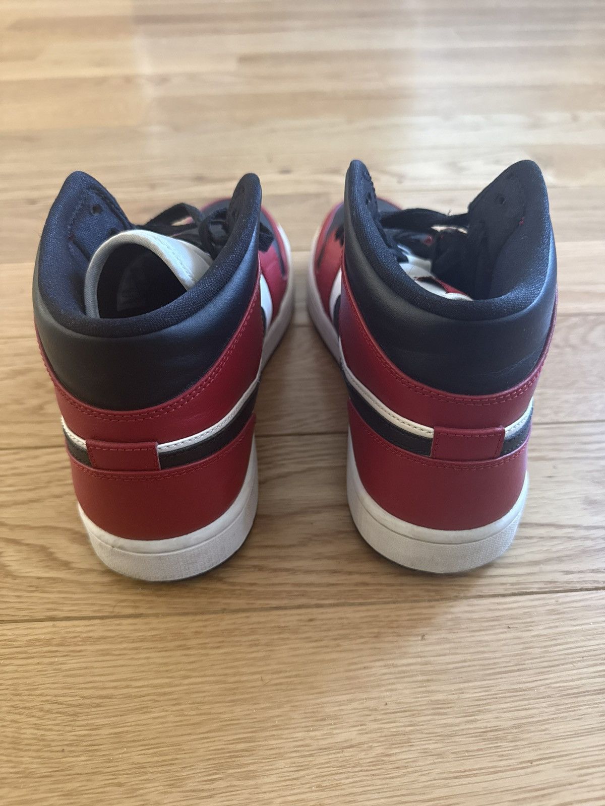 Jordan Brand Air Jordan 1 Mid 'Chicago Black Toe' Size US 9.5 / EU 42-43 - 4 Thumbnail