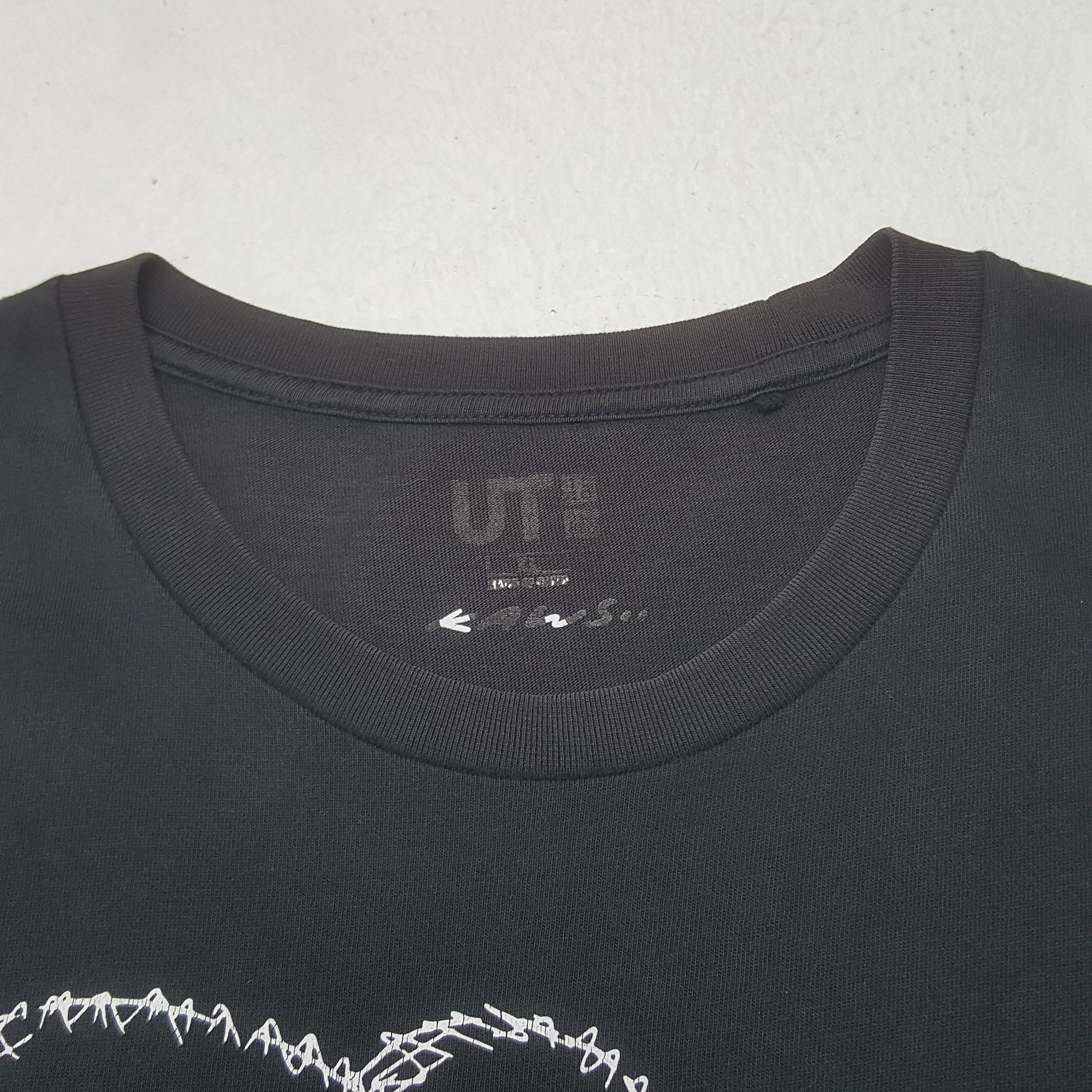 Kaws Vintage Kaws X Uniqlo Japanese Brand Tshirt C294N40 Size US L / EU 52-54 / 3 - 4 Thumbnail