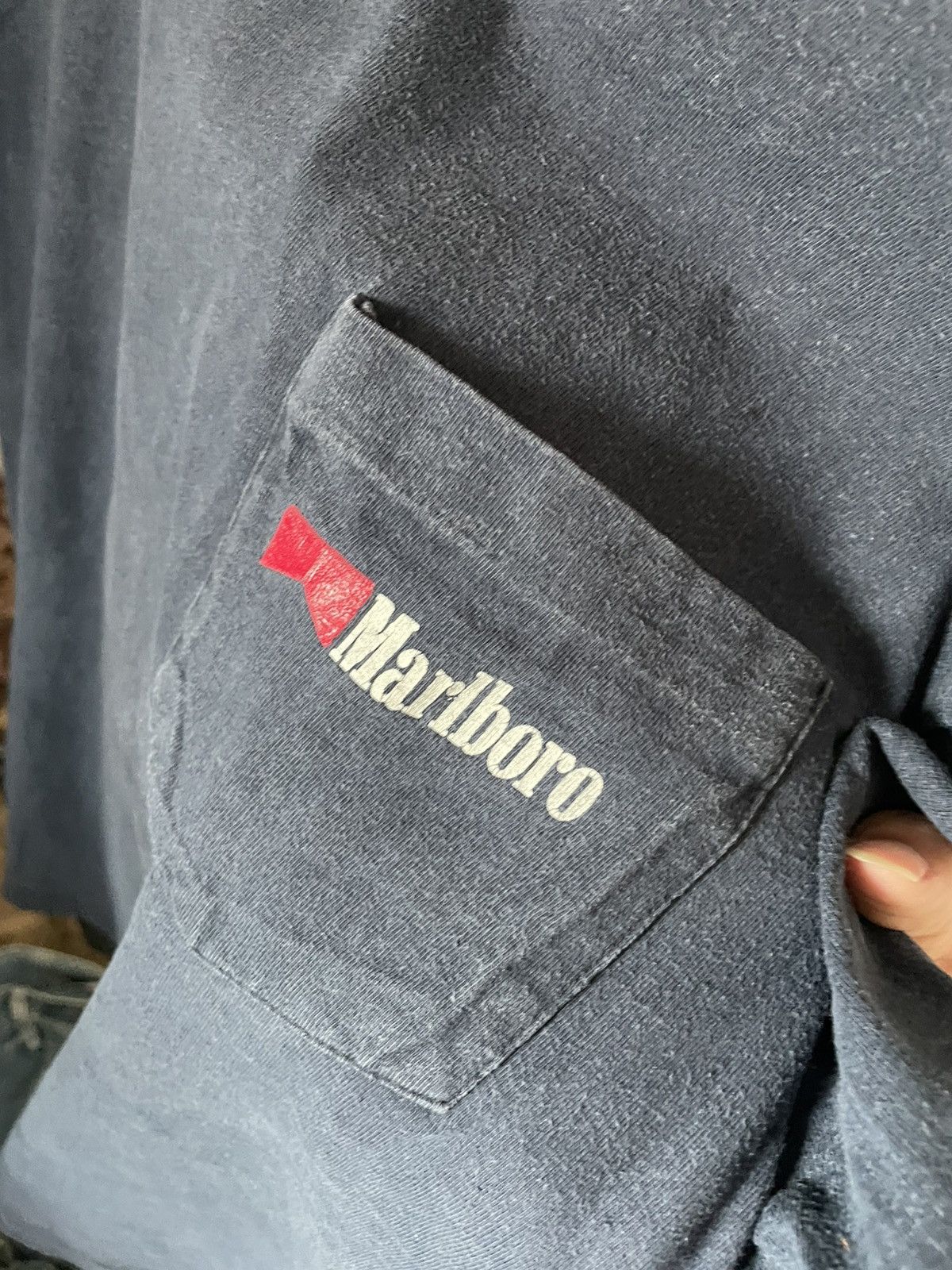 Vintage Vintage 90s Marlboro Logo Pocket T-Shirt – Sun Faded Size US L / EU 52-54 / 3 - 3 Thumbnail