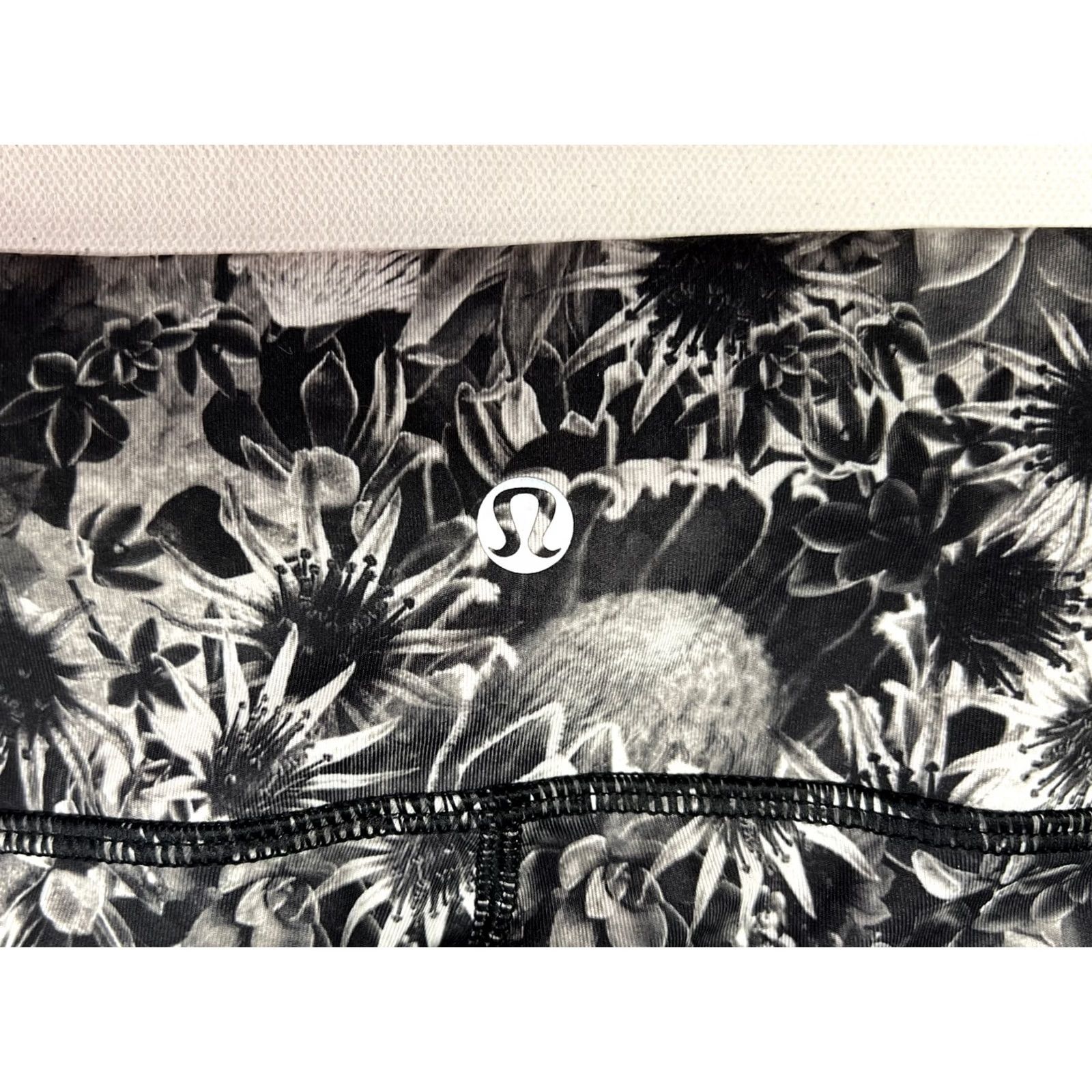 Lululemon Lululemon Leggings Size 6 Floral Capri Black Gray Cropped Women's Size 28" / US 6 / IT 42 - 3 Thumbnail