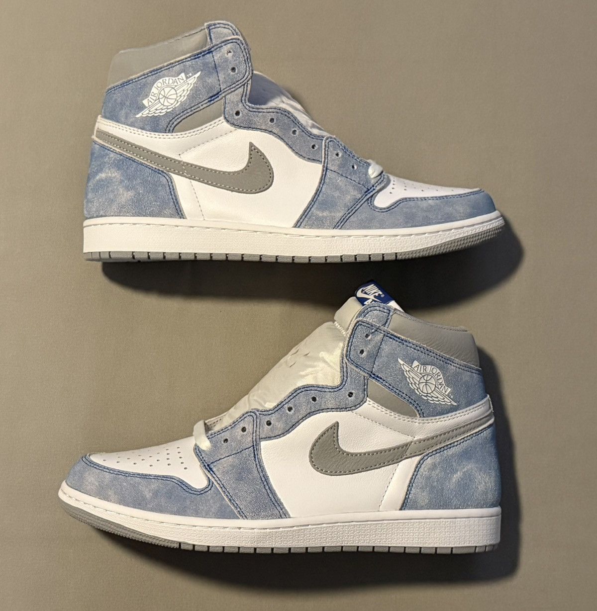 Jordan Brand Nike Air Jordan 1 Retro High OG Hyper Royal Smoke 2021 DS Size US 11 / EU 44 - 1 Thumbnail