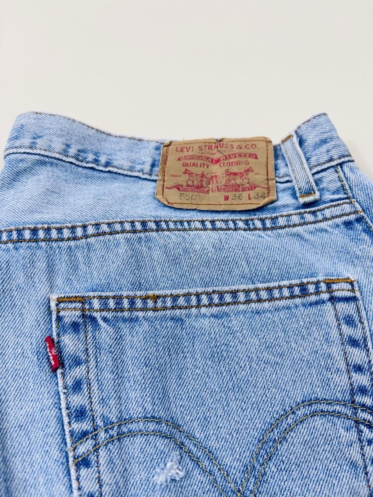 Levi's Vintage Levi's 550 Relaxed Fit Jeans in a Light Denim 36x34 Size US 36 / EU 52 - 2 Thumbnail