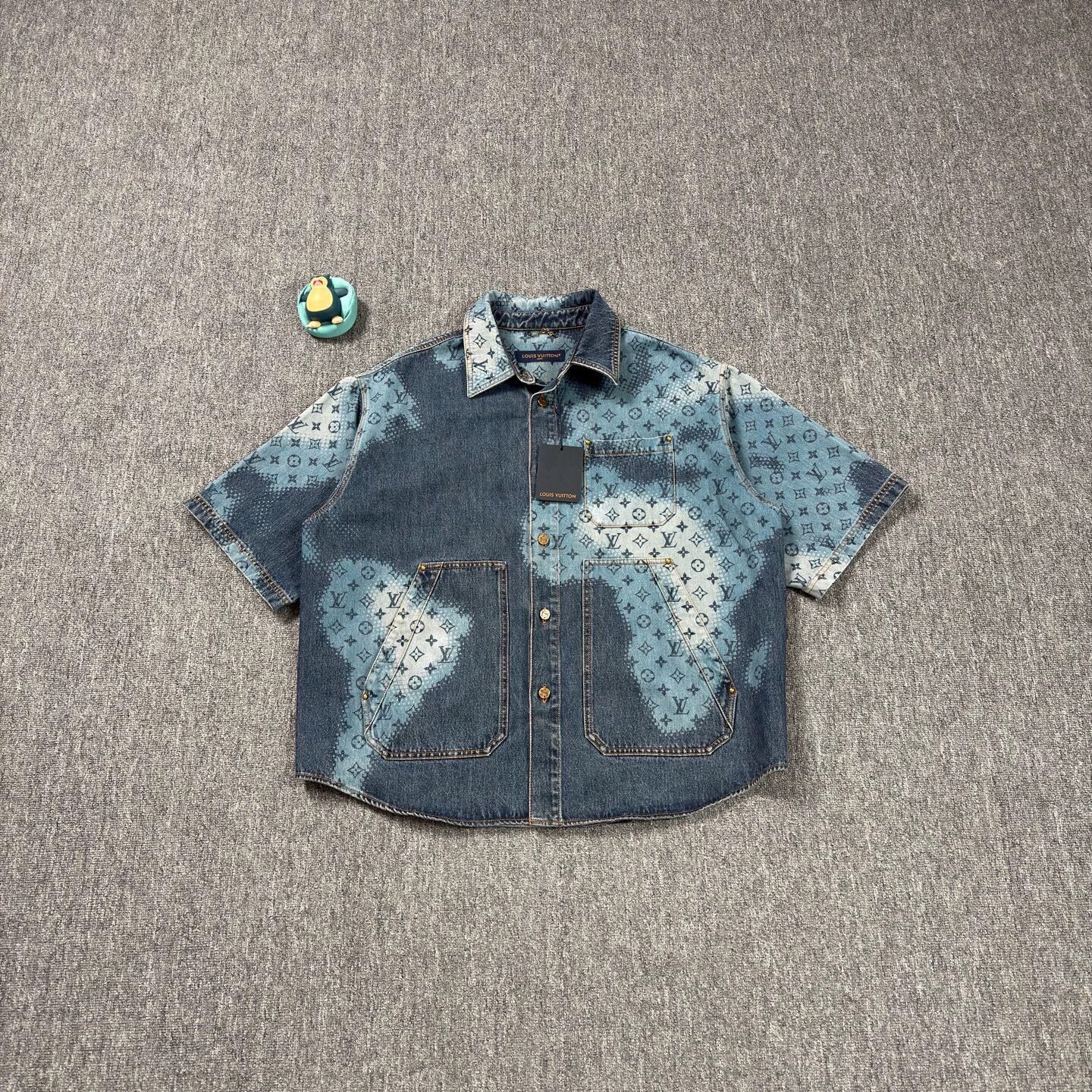Louis Vuitton LV all-over print denim short shirt L near new Size US L / EU 52-54 / 3 - 1 Thumbnail