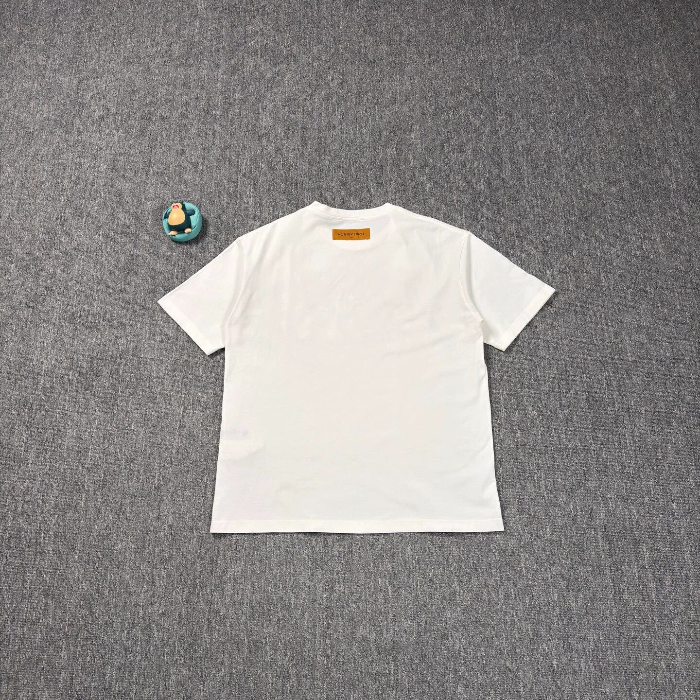 Louis Vuitton LV graffiti white short-sleeve tee XL like new Size US XL / EU 56 / 4 - 2 Thumbnail