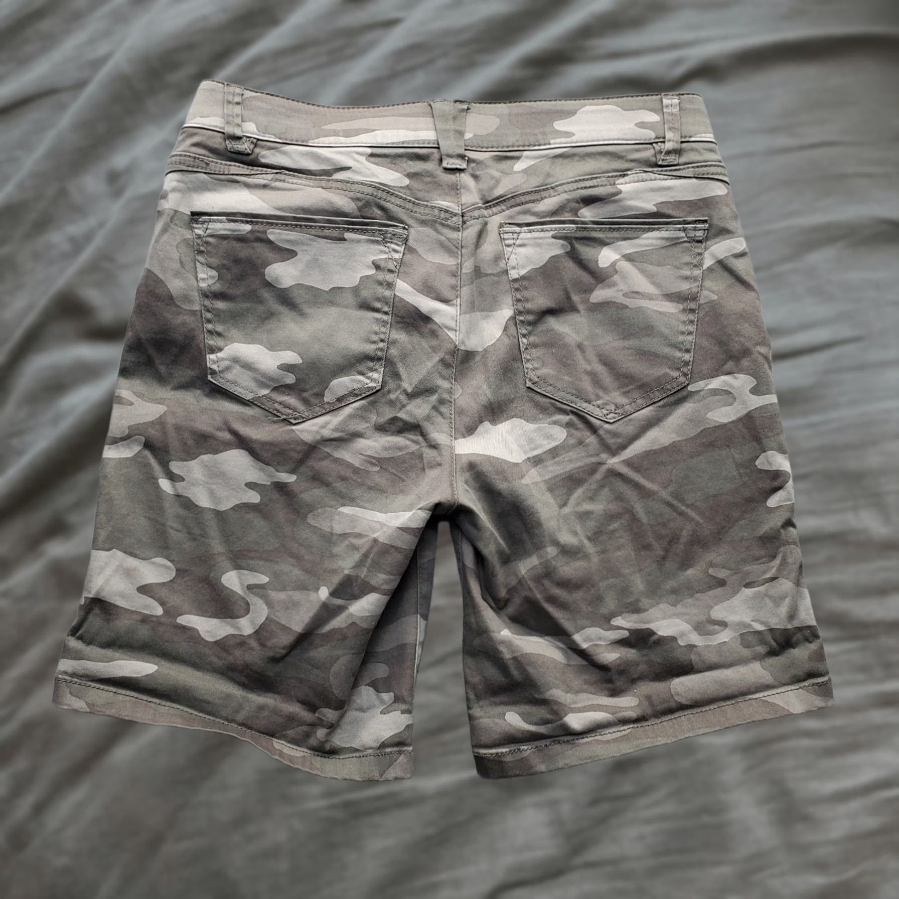 Vintage Wit & Wisdom Bermuda Shorts Womens Size 6 Multi Camouflage Denim 5-Pocket Design Size 28" / US 6 / IT 42 - 1 Thumbnail
