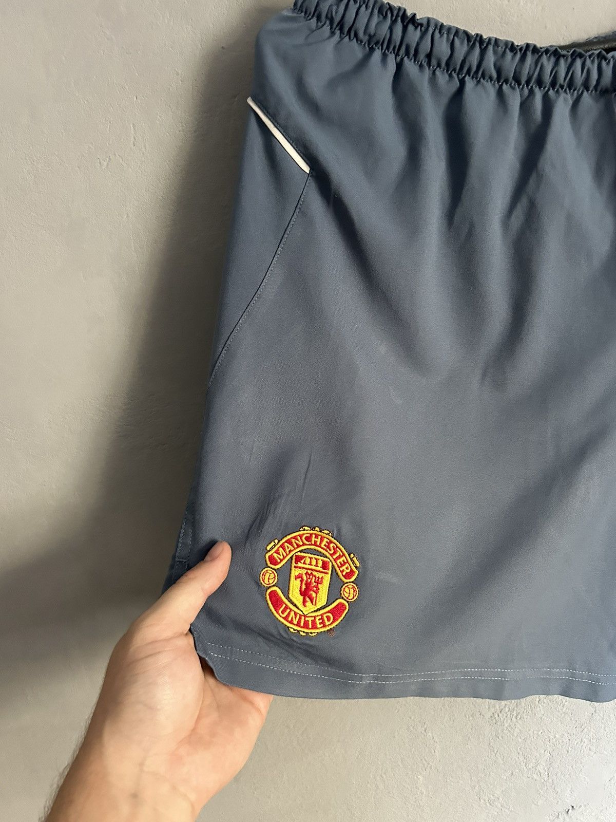Nike Vintage Manchester united nike short Size US 32 / EU 48 - 2 Thumbnail