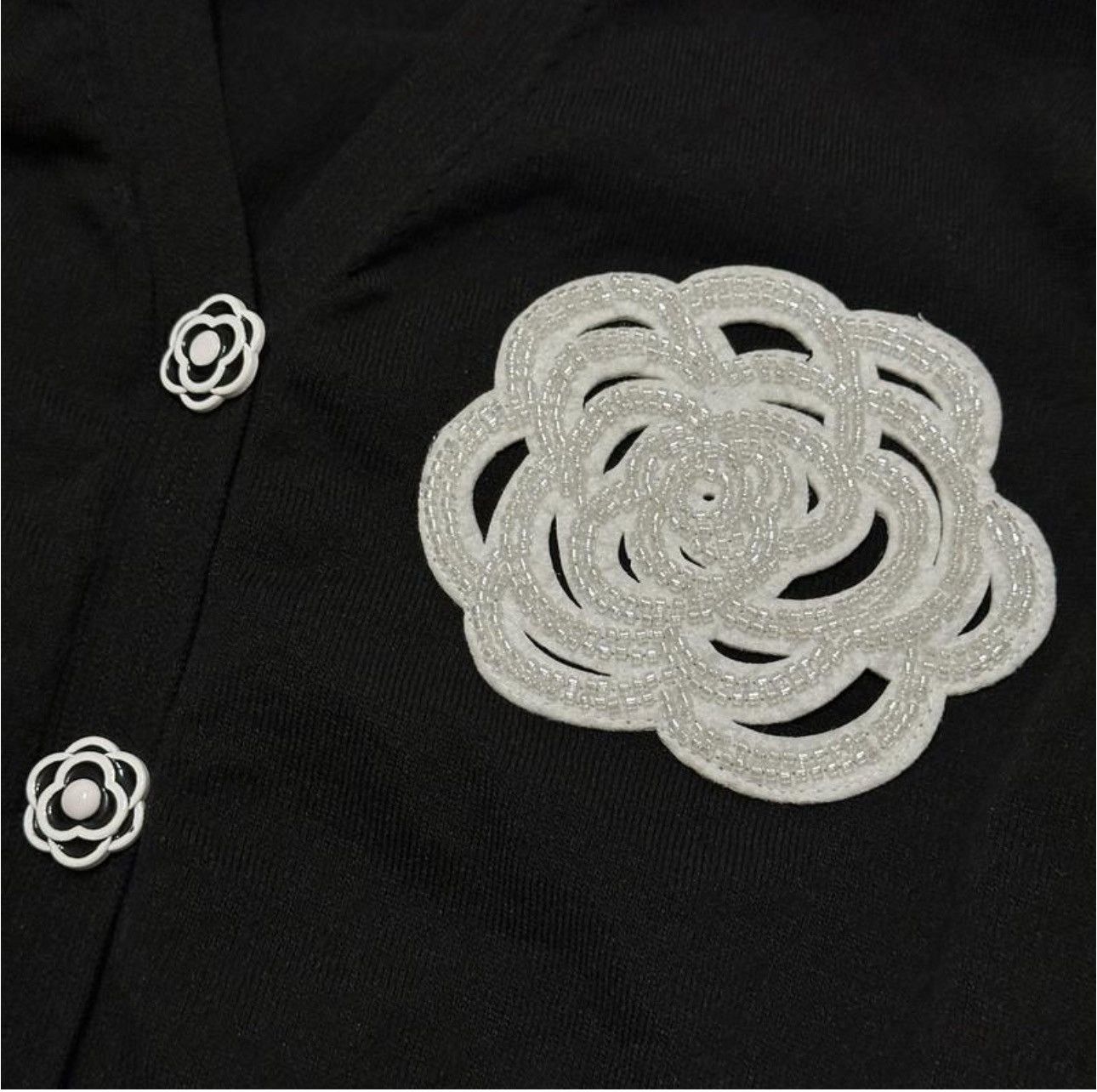 Designer Black Short-Sleeve Knit Cardigan with White Floral Appliqué Size S / US 4 / IT 40 - 5 Thumbnail