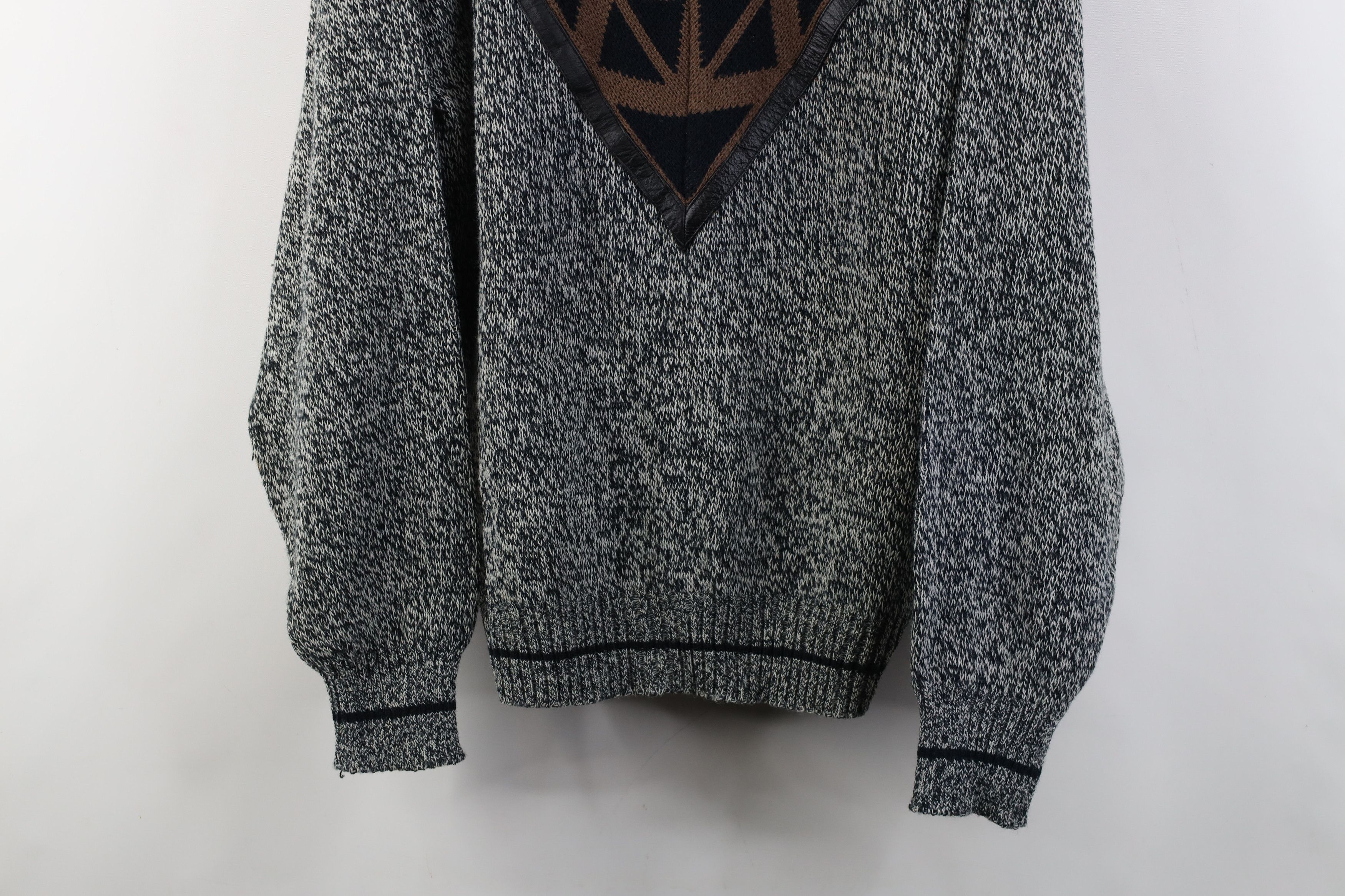 Vintage Vintage 90s Dapper Trim Geometric Knit V-Neck Sweater Size US S / EU 44-46 / 1 - 3 Thumbnail