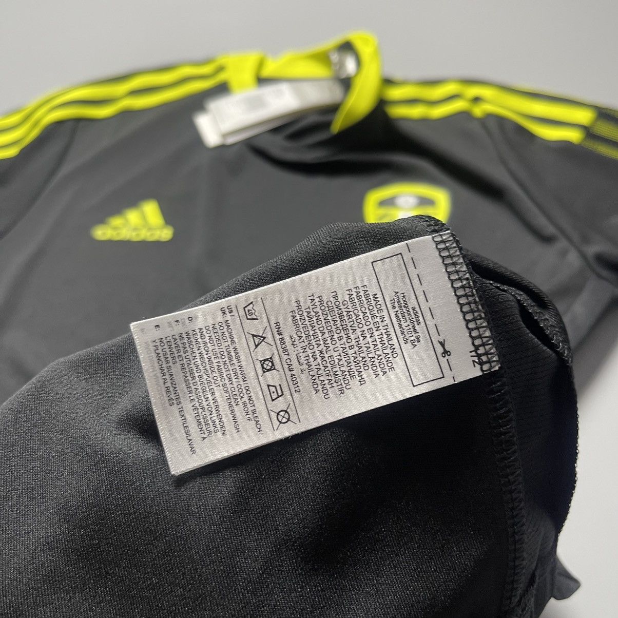 Adidas LEEDS UNITED ADIDAS 2021/2022 FOOTBALL TRAINING JERSEY Size US S / EU 44-46 / 1 - 8 Thumbnail