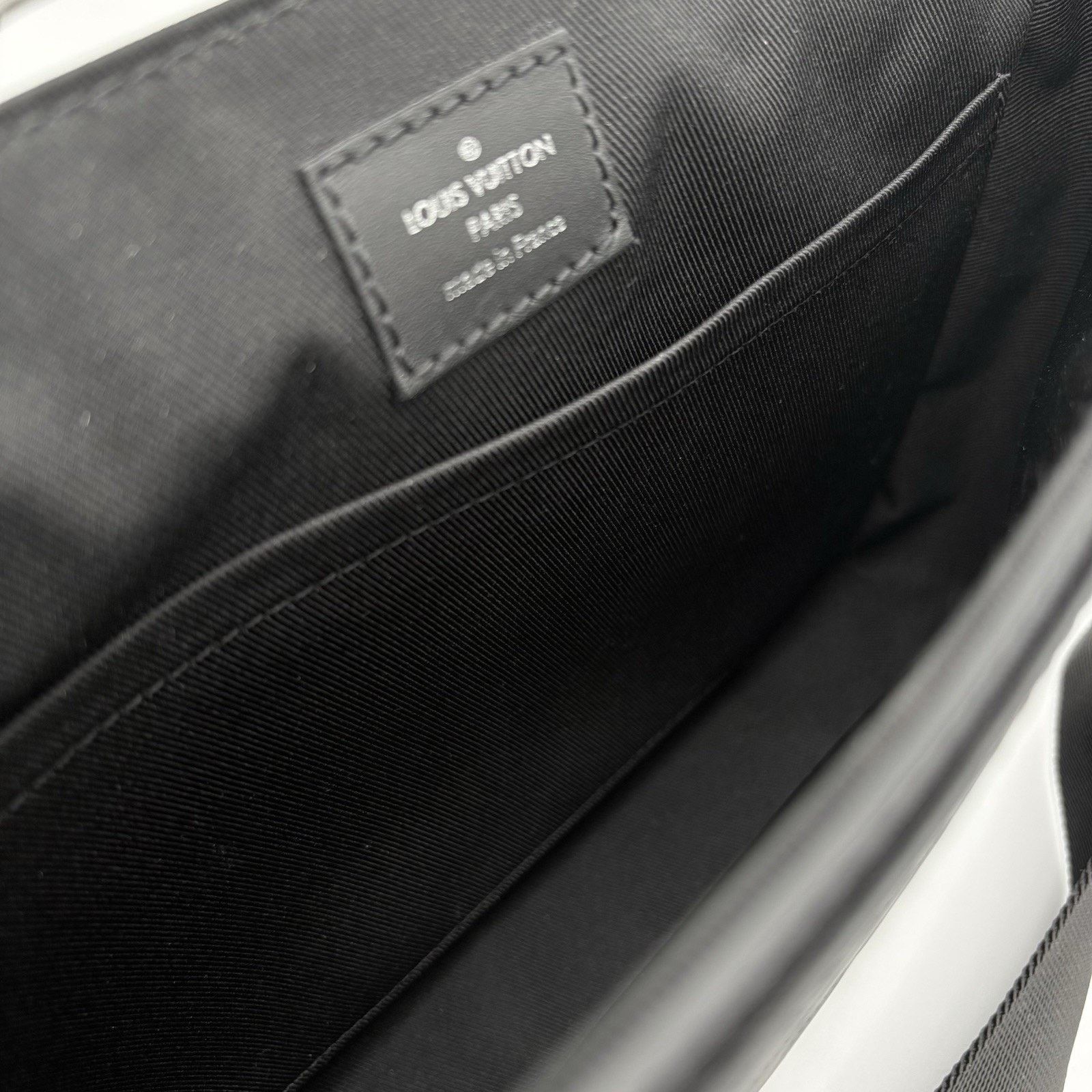 Louis Vuitton Louis Vuitton District PM Infini Messenger Bag | PRISTINE! Size ONE SIZE - 16 Thumbnail