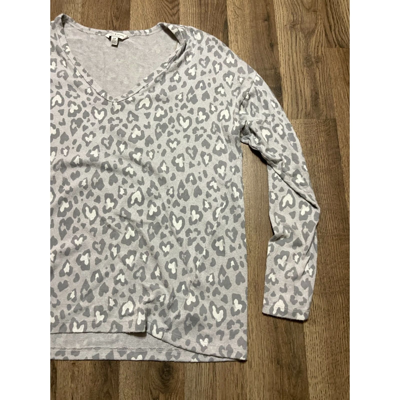 Lucky Brand Lucky Brand Shirt Women's Small Gray Hearts V-Neck Long Sleeve Shirt Womens Small Gray Hearts V-Neck Long Sleeve Size S / US 4 / IT 40 - 4 Thumbnail