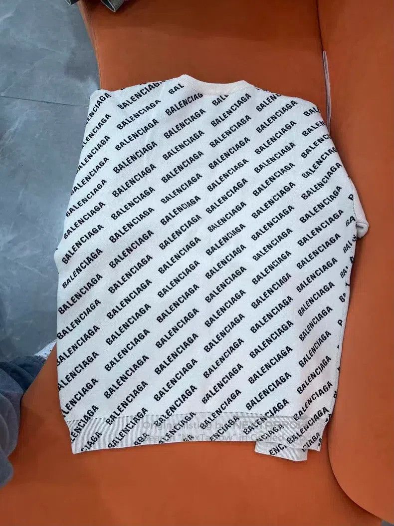 Balenciaga Balenciaga White Full Logo Long Sleeve Sweater Size US S / EU 44-46 / 1 - 3 Thumbnail