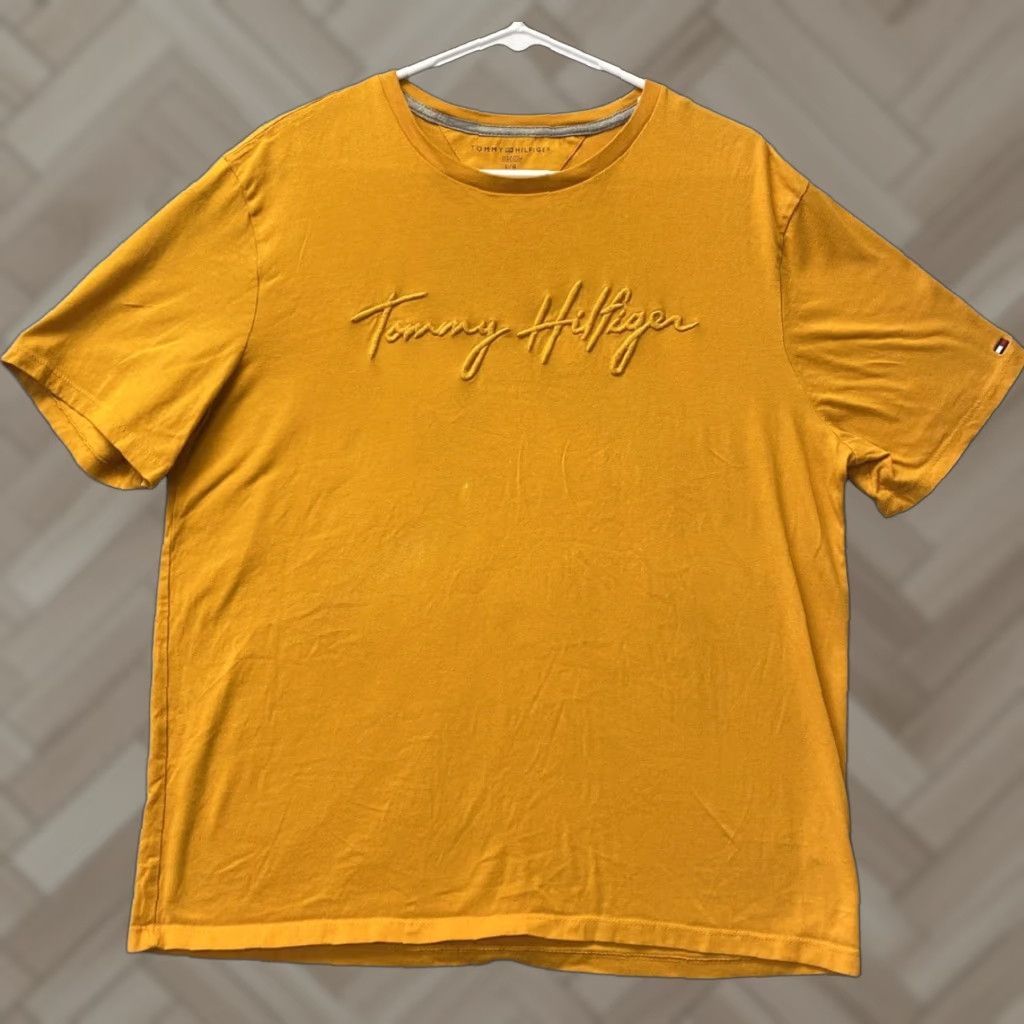 Tommy Hilfiger VINTAGE Tommy Hilfiger Shirt Men L Gold Cotton Short Sleeve Signature Logo Crew Neck 10640 Size US L / EU 52-54 / 3 - 1 Thumbnail