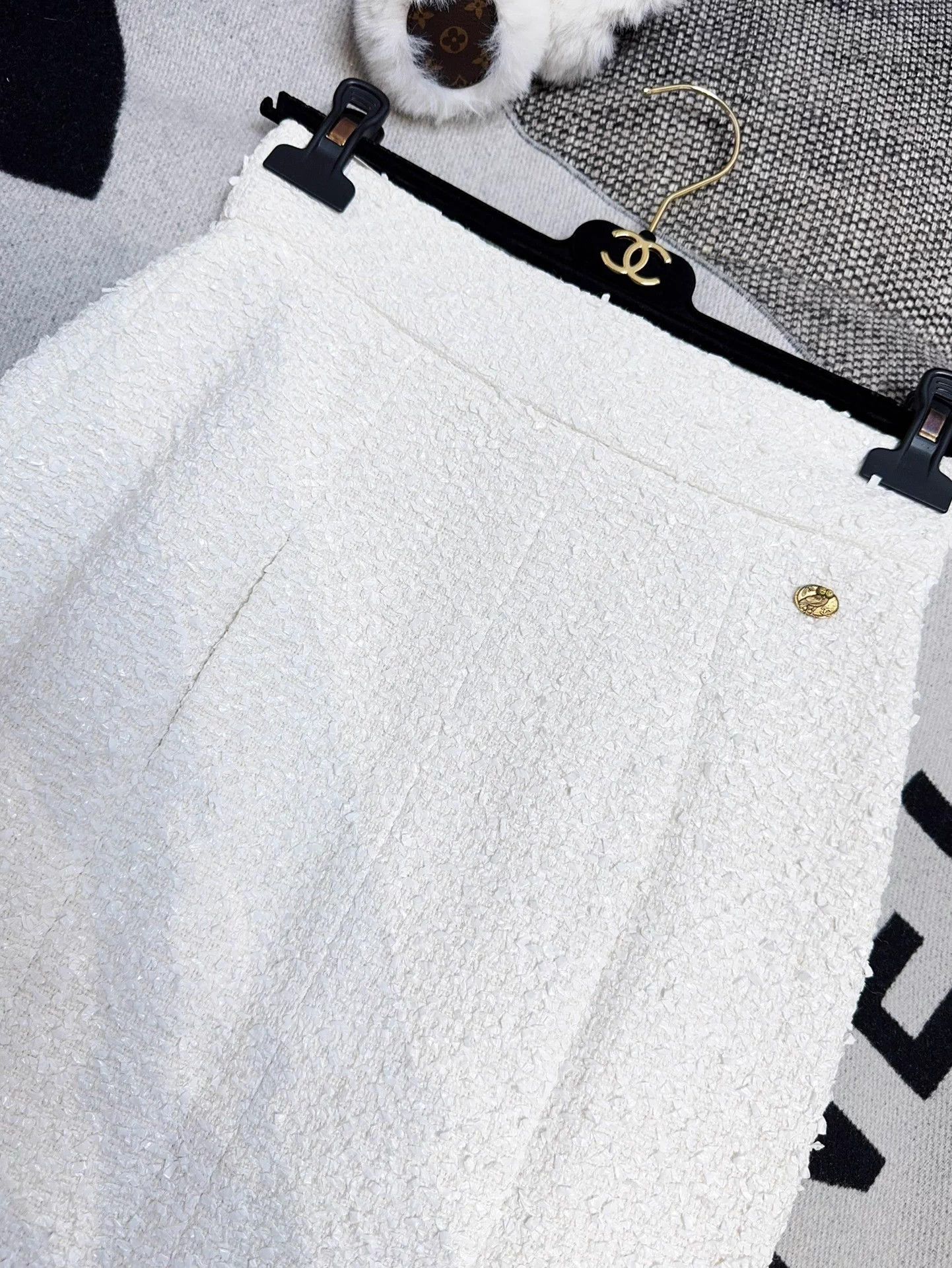 Chanel Chanel 18C High-Waisted Sequin White Mini Skirt 36 99 New Size 26" / US 2 / IT 38 - 3 Thumbnail