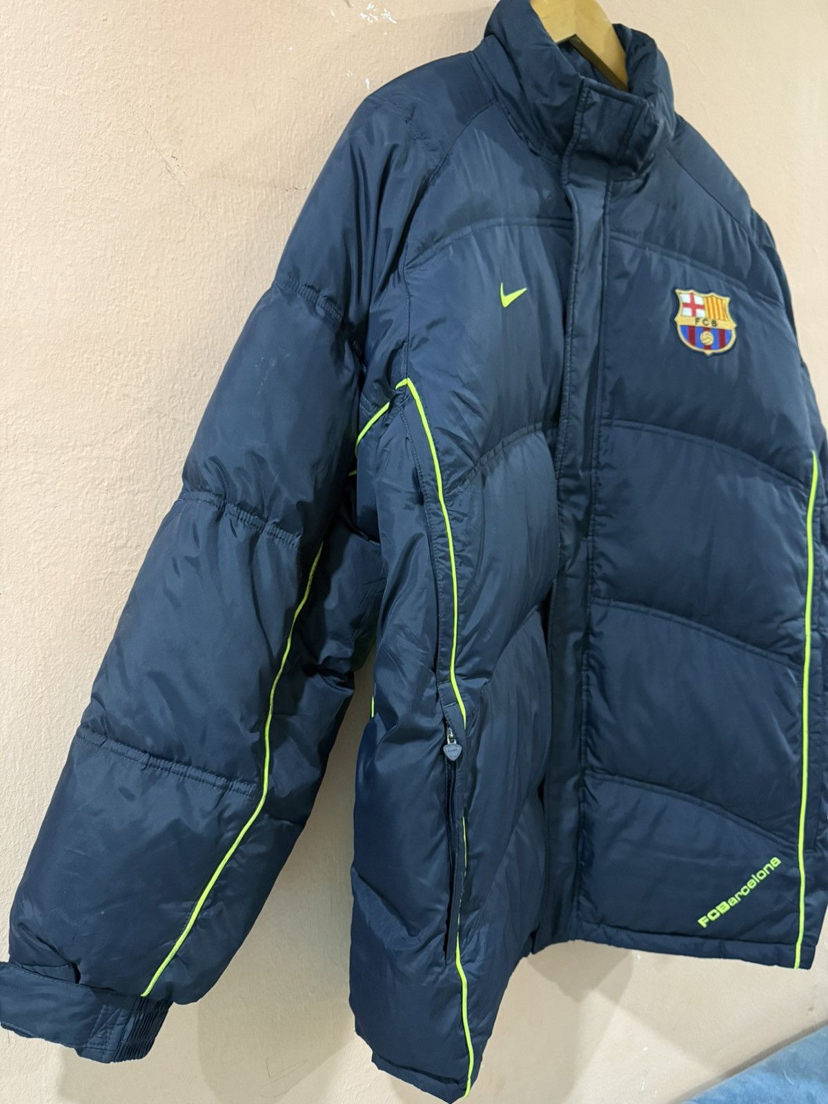 Nike Vtg Nike FC Barcelona Official Puffer Down Jacket Size US M / EU 48-50 / 2 - 4 Thumbnail