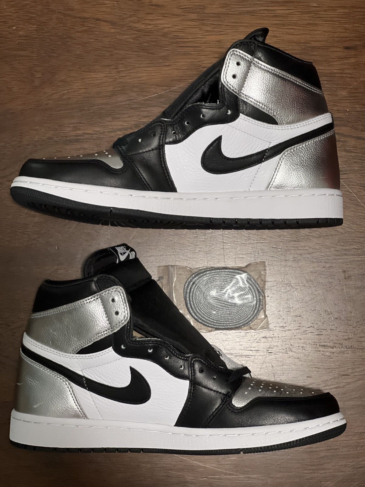 Jordan Brand Wmns Air Jordan 1 Retro High OG 'Silver Toe' Size US 10.5 / IT 40.5 - 4 Thumbnail