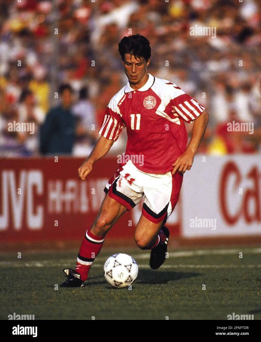 Hummel Denmark Home 1992 Euro Winner Laudrup #11 Soccer Jersey Size US M / EU 48-50 / 2 - 13 Thumbnail