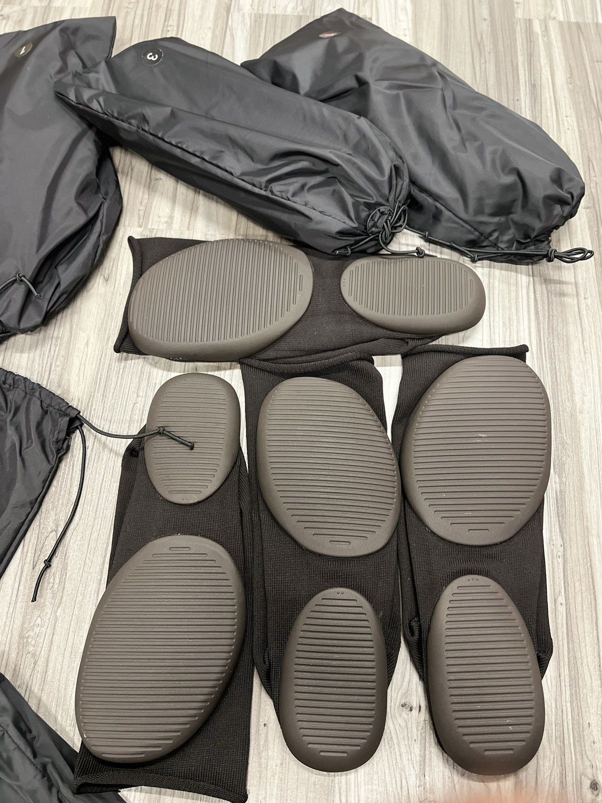 Kanye West × Yeezy YZY PODS sz 3 Size US 12 / EU 45 - 2 Thumbnail