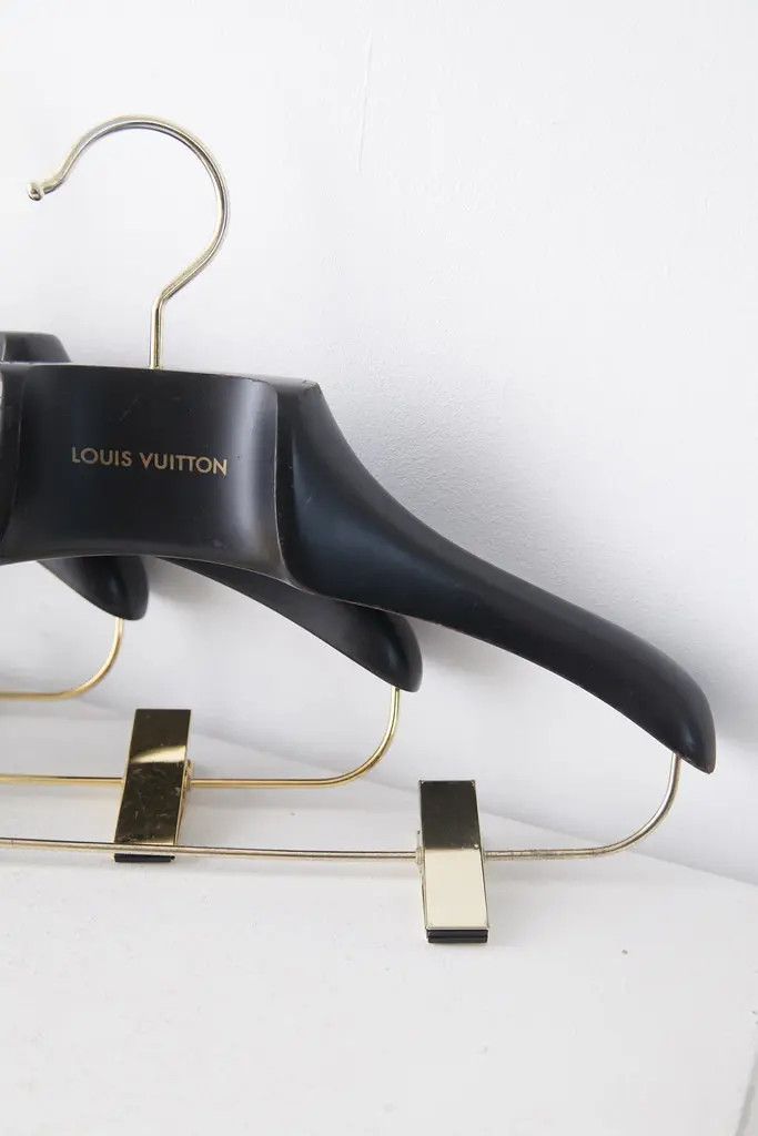 Louis Vuitton Lot of 4 wood Louis Vuitton hangers Size ONE SIZE - 2 Thumbnail