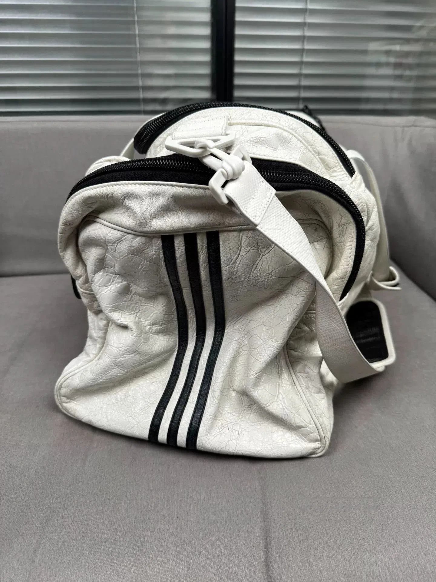 Balenciaga Balenciaga Adidas White Crossbody Travel Bag. Size ONE SIZE - 5 Thumbnail