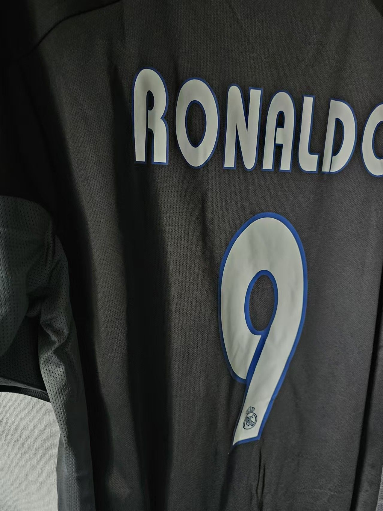 Other 2004 05 Real Madrid 9 Ronaldo Jersey R9 Jersey Size US M / EU 48-50 / 2 - 4 Thumbnail