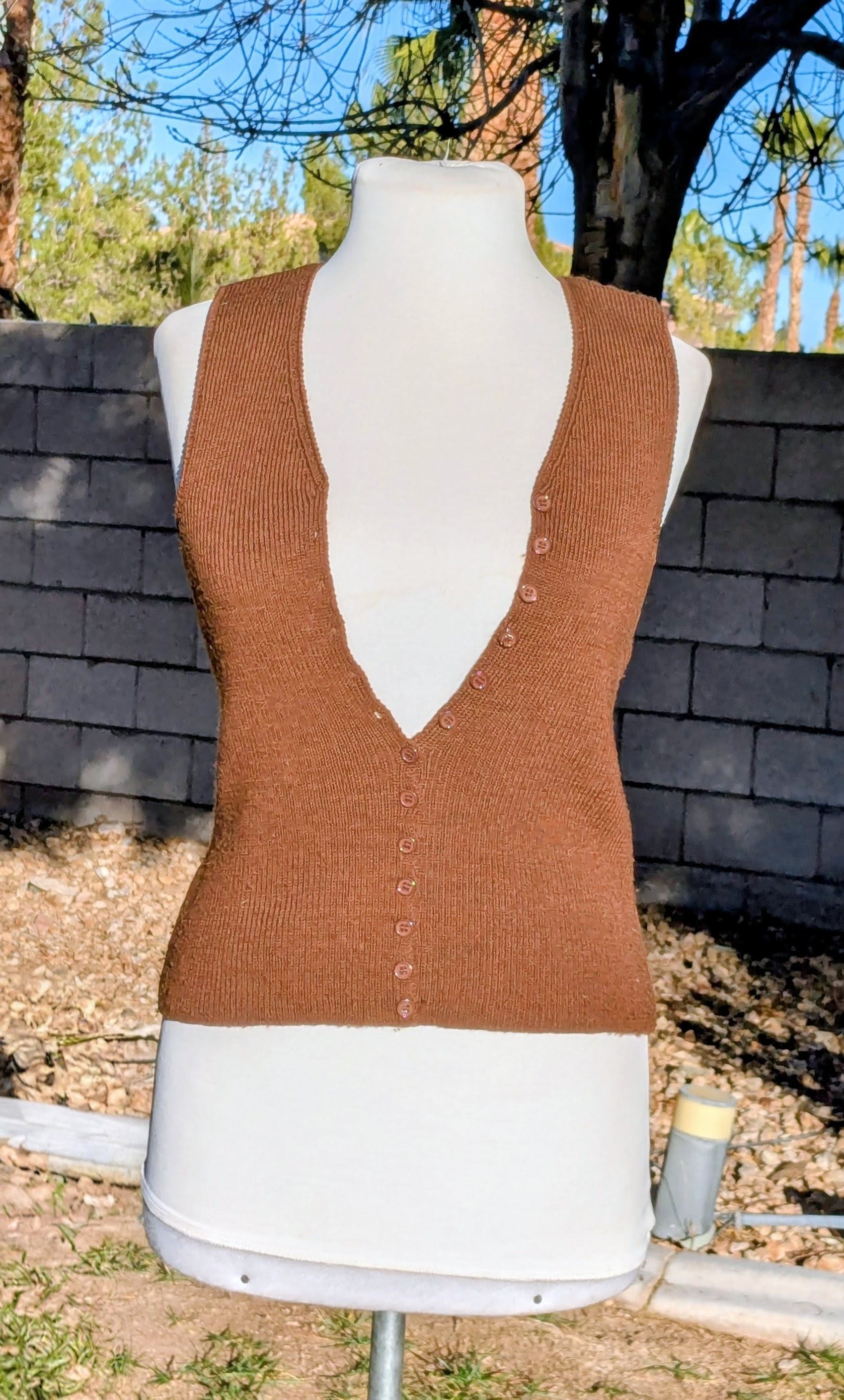 Vintage Fuji Knit Chocolate Button Wool Petite Sweater Vest Used Size M / US 6-8 / IT 42-44 - 1 Thumbnail