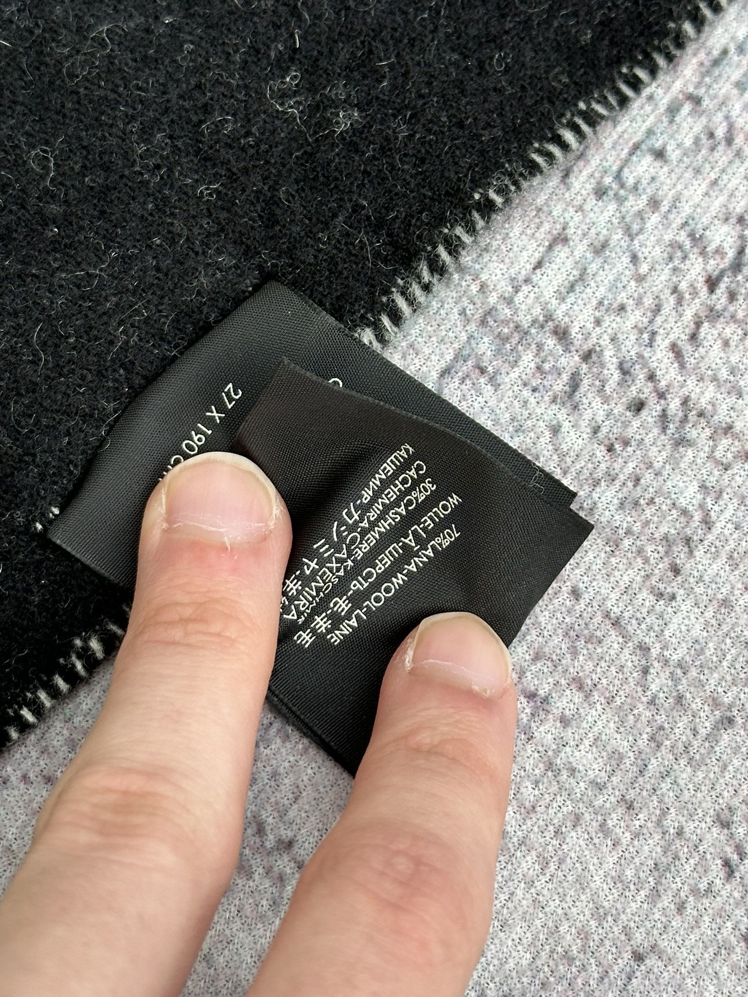 Gucci Gucci Scarf Black Logo Bicolor Fringe Wool and Cashmere Size ONE SIZE - 4 Thumbnail