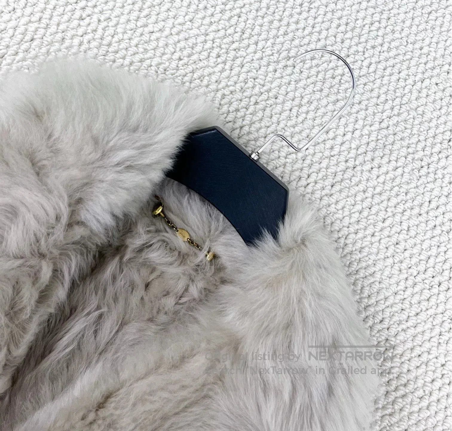 Gucci luxurious beige shearling jacket with gold chain. Size S / US 4 / IT 40 - 3 Thumbnail