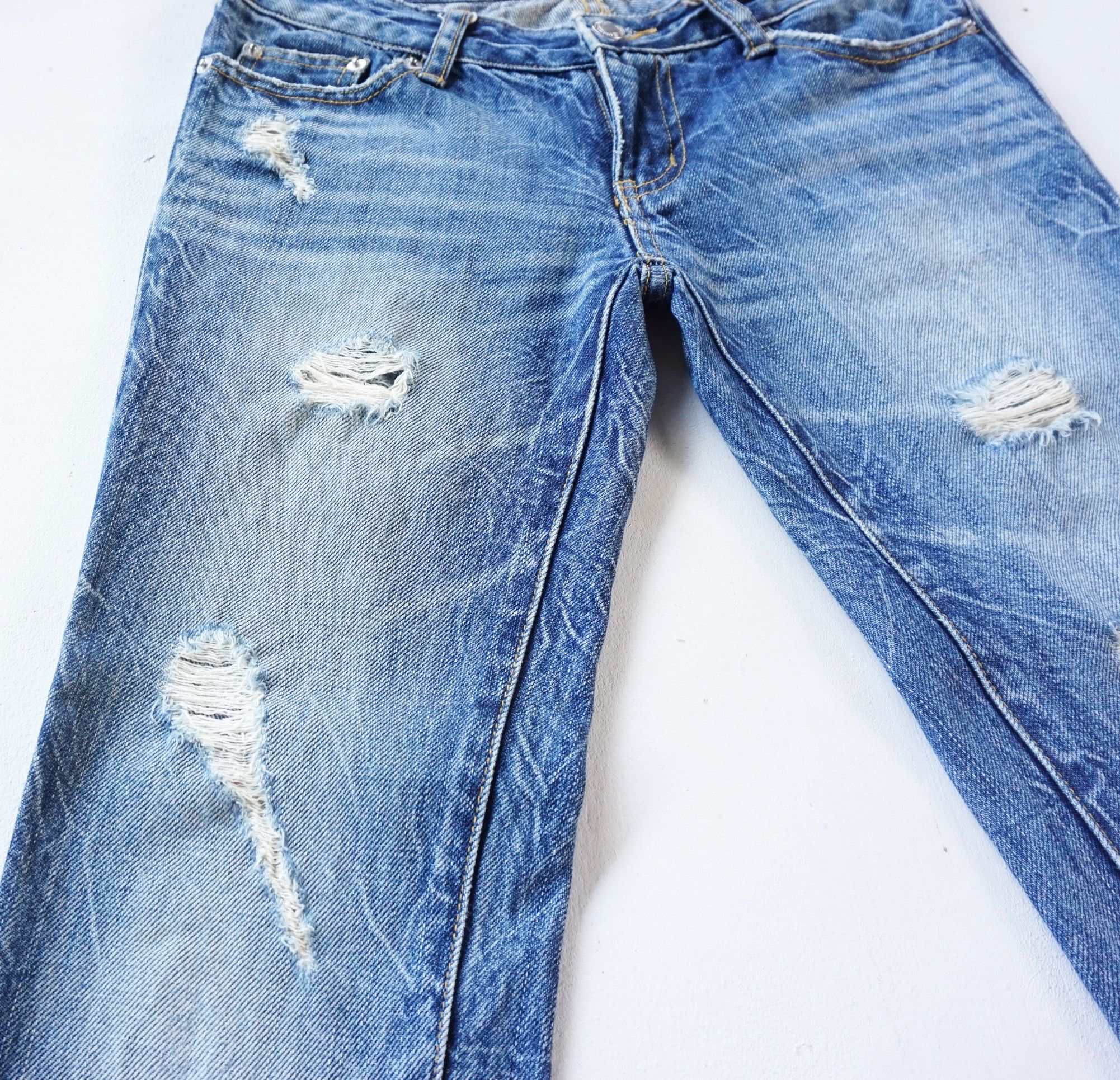 Japanese Brand INGNI Low Rise Ripped Flare Jeans Size 26" / US 2 / IT 38 - 4 Thumbnail
