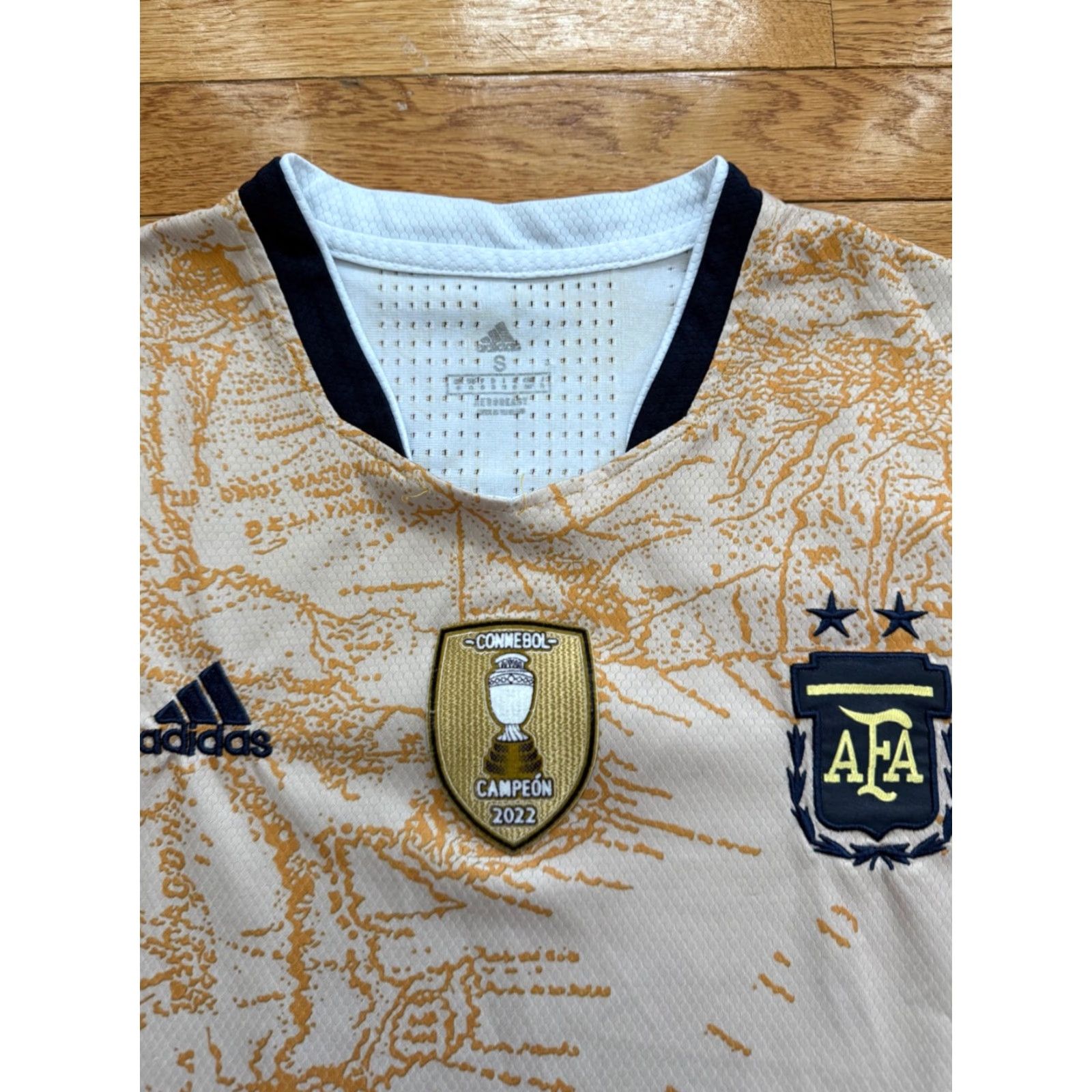 Adidas Adidas Argentina CONMEBOL Campeon 2022 Jersey T-Shirt Size S Mens Tan Cotton Short Sleeve Vintage: No Size US S / EU 44-46 / 1 - 3 Thumbnail