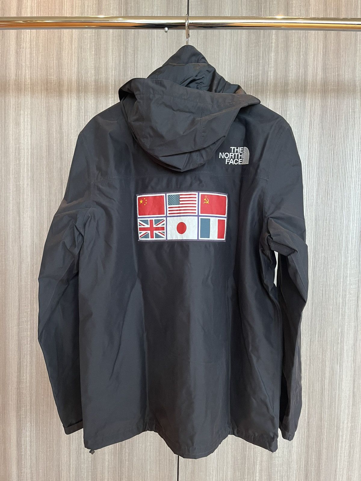 Supreme × The North Face Supreme x TNF World Flags Black SS14 Expedition Jacket Size US L / EU 52-54 / 3 - 3 Thumbnail