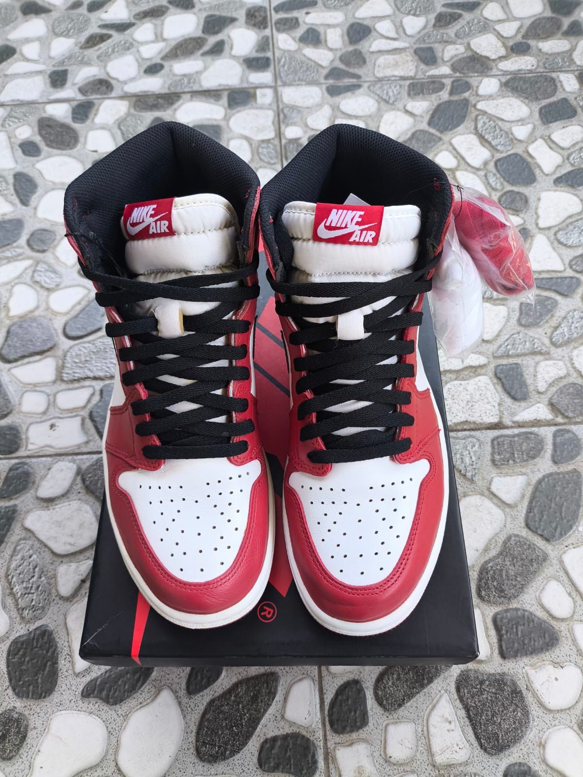 Nike Air Jordan 1 Retro High OG Chicago 2015 Size US 10.5 / EU 43-44 - 1 Thumbnail