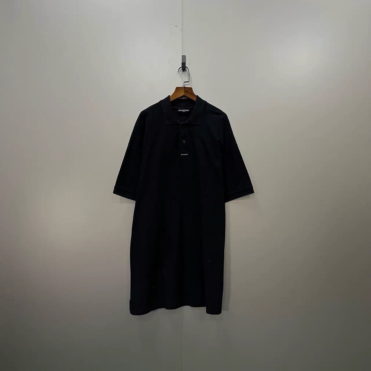 Balenciaga Balenciaga Black Printed Logo Letter Polo Shirt K28 Size US M / EU 48-50 / 2 - 1 Thumbnail