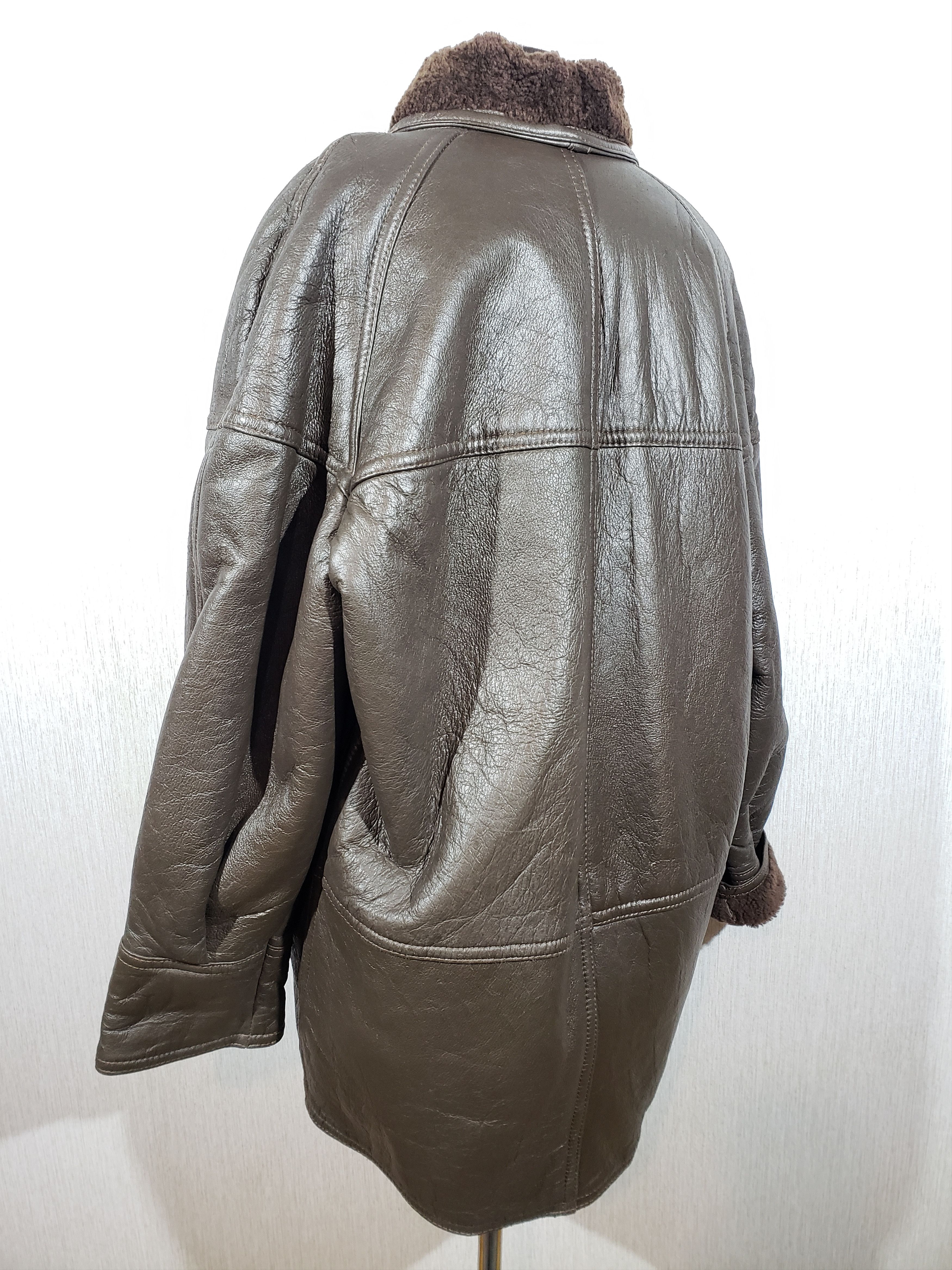 Other Warm, reliable men's sheepskin coat with genuine fur. Size US L / EU 52-54 / 3 - 5 Thumbnail