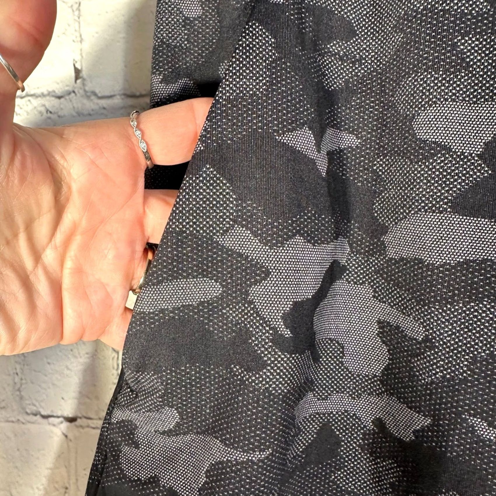 Lululemon Lululemon Mens XL Camo Athletic Shorts Grey Black Textured Drawstring Training Size US 36 / EU 52 - 2 Thumbnail
