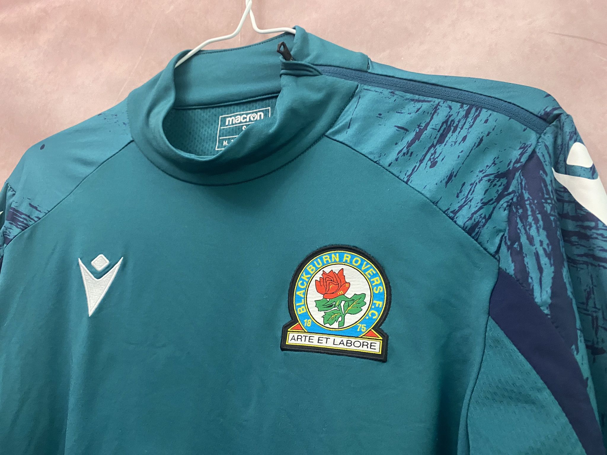 Macron BLACKBURN ROVERS AWAY LONGSLEEVE FOOTBALL SOCCER JERSEY MACRON Size US S / EU 44-46 / 1 - 2 Thumbnail