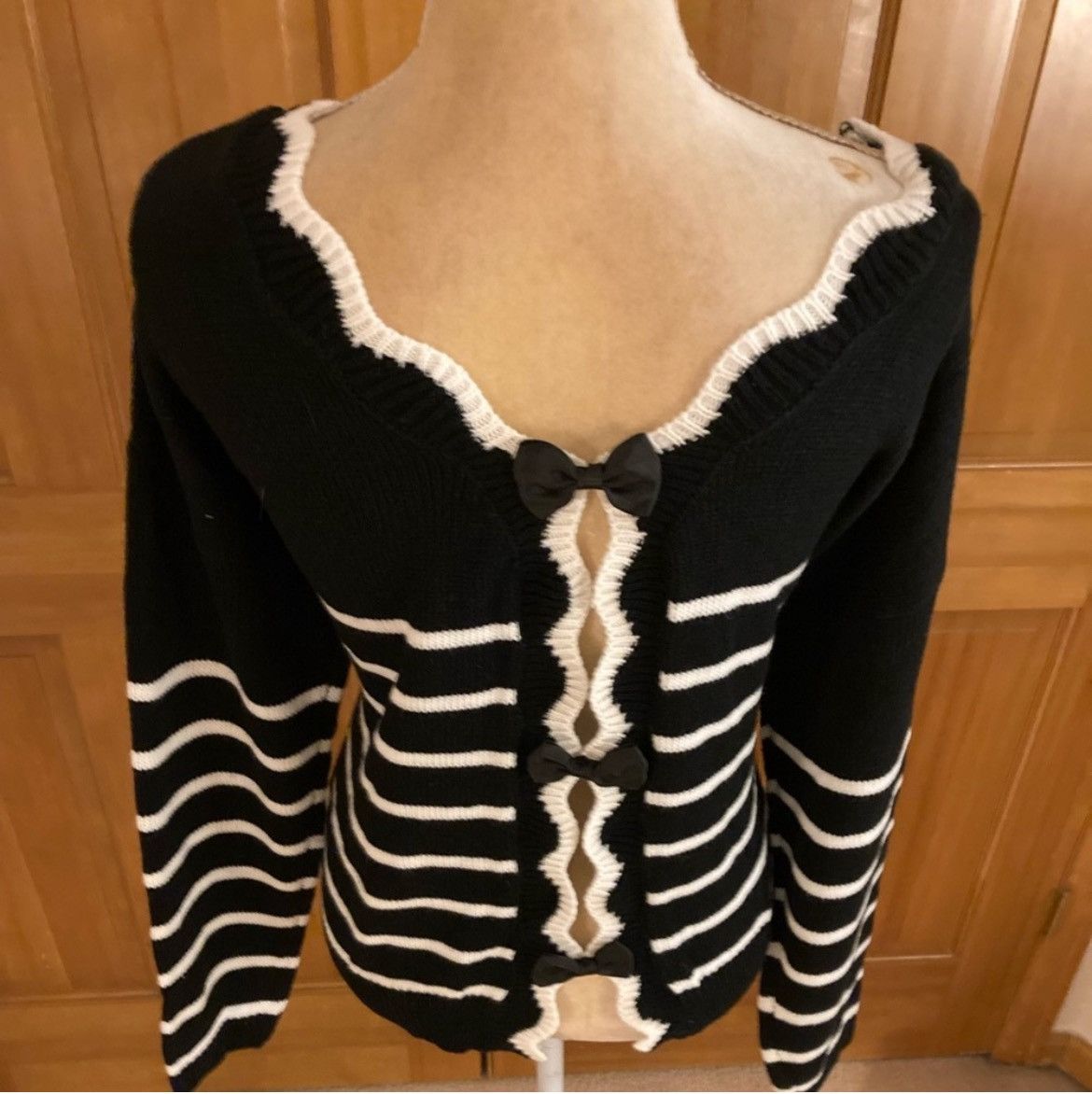 Designer × Other NWT, Lavishly Paris Scallop Trim Bowknot Back Sweater Size M / US 6-8 / IT 42-44 - 6 Thumbnail