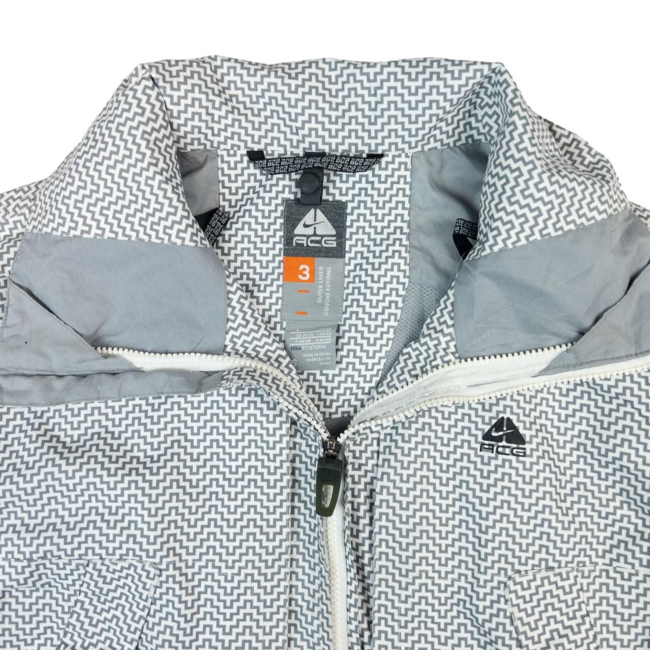 Nike ACG Vintage Nike ACG Zip Up Geometric Jacket Size L Size US L / EU 52-54 / 3 - 3 Thumbnail