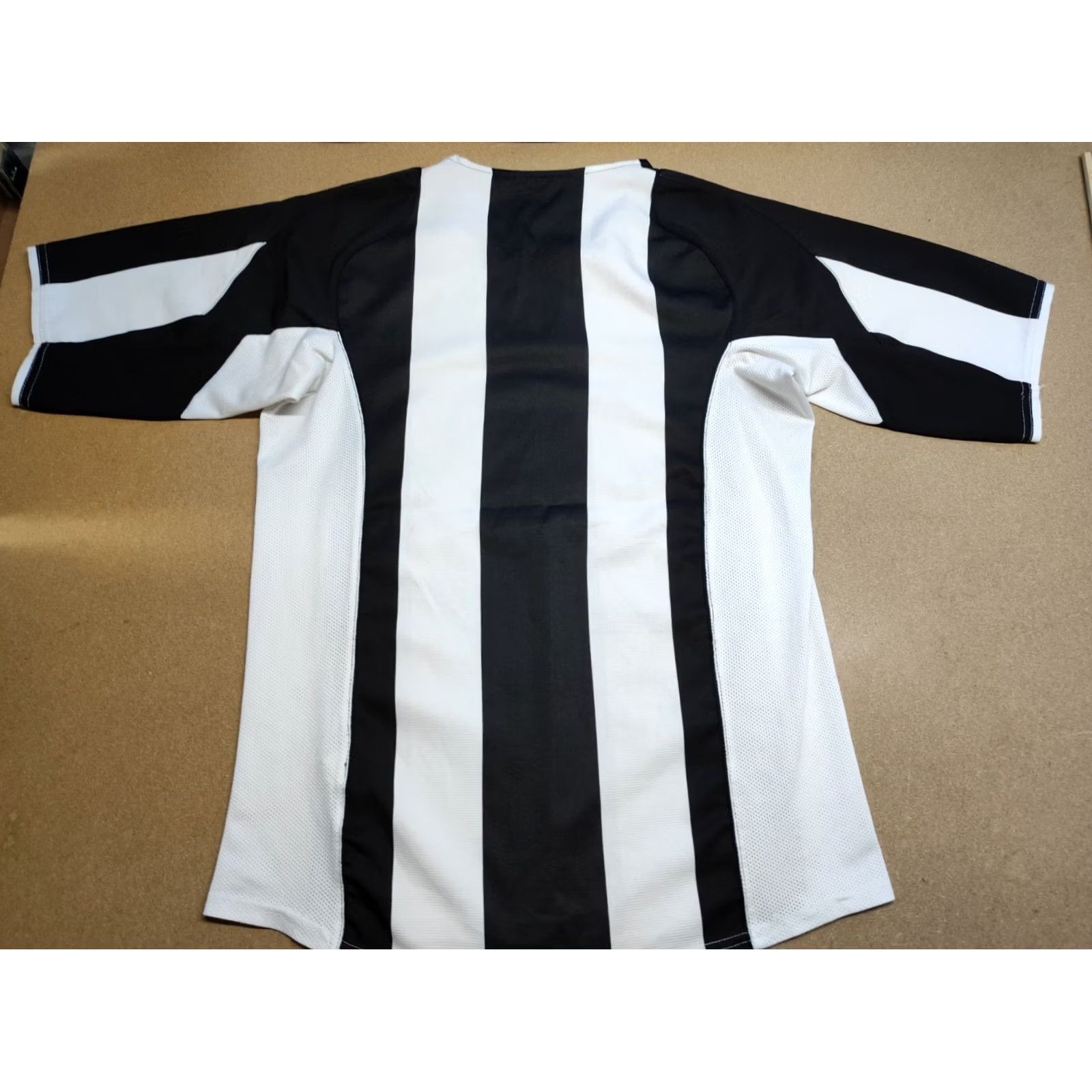 Nike Juventus 2004 2005 Home Mens Football Jersey Nike Shirt M Multicolor Short Sleeve Jersey Size US M / EU 48-50 / 2 - 4 Thumbnail