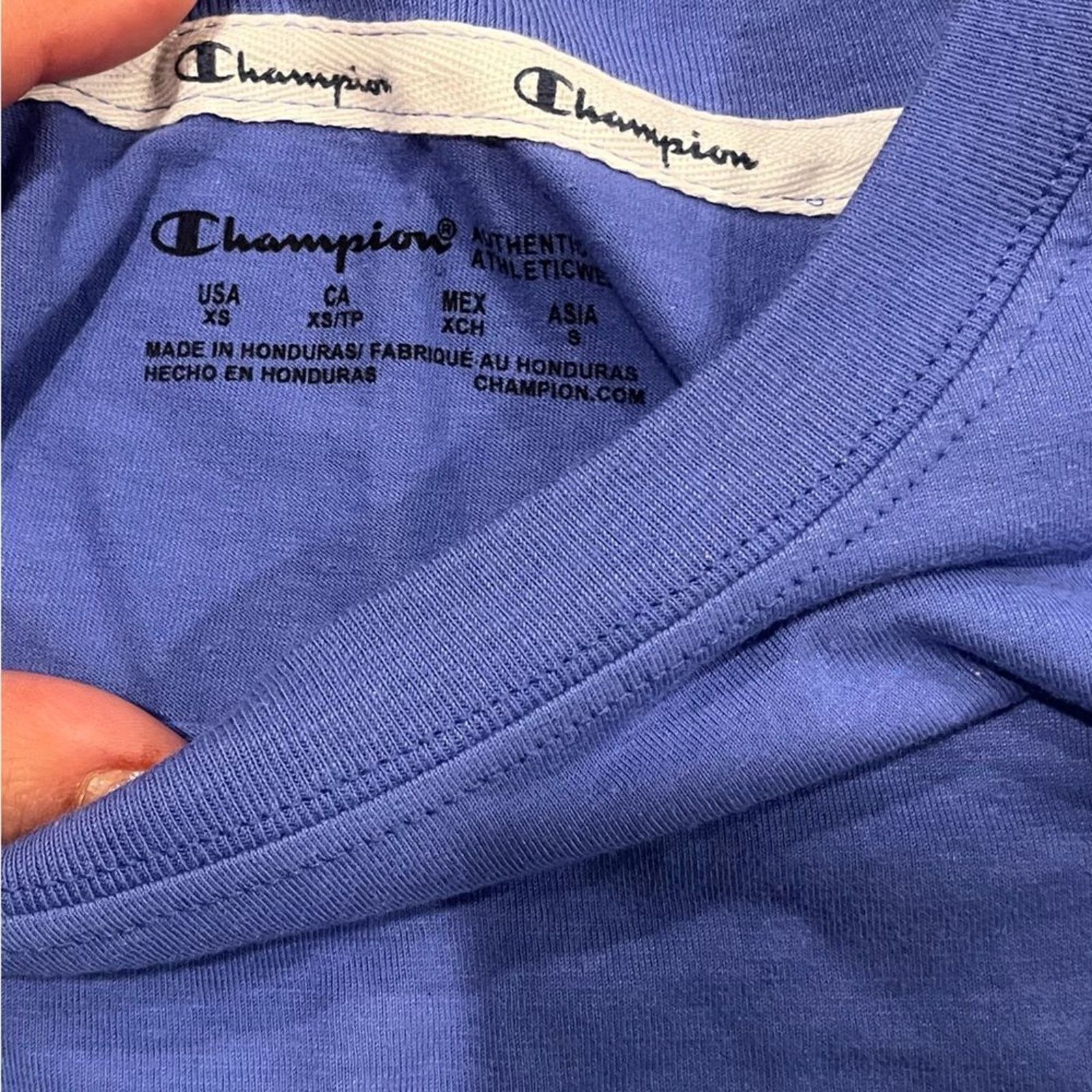 Champion NWT Champion Periwinkle Blue Graphic Crop Top - Size XS Size XS / US 0-2 / IT 36-38 - 3 Thumbnail