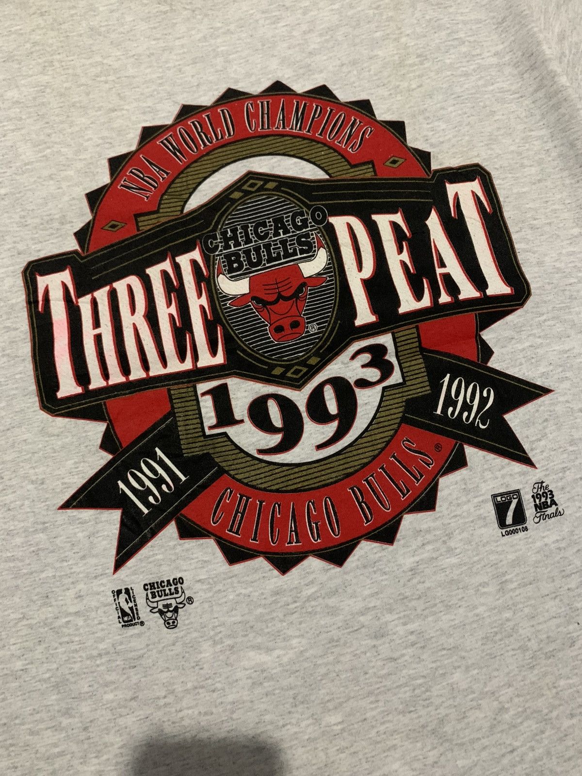 Vintage Vintage 1993 Chicago Bulls "THREE-PEAT" NBA World T-Shirt Size US L / EU 52-54 / 3 - 4 Thumbnail