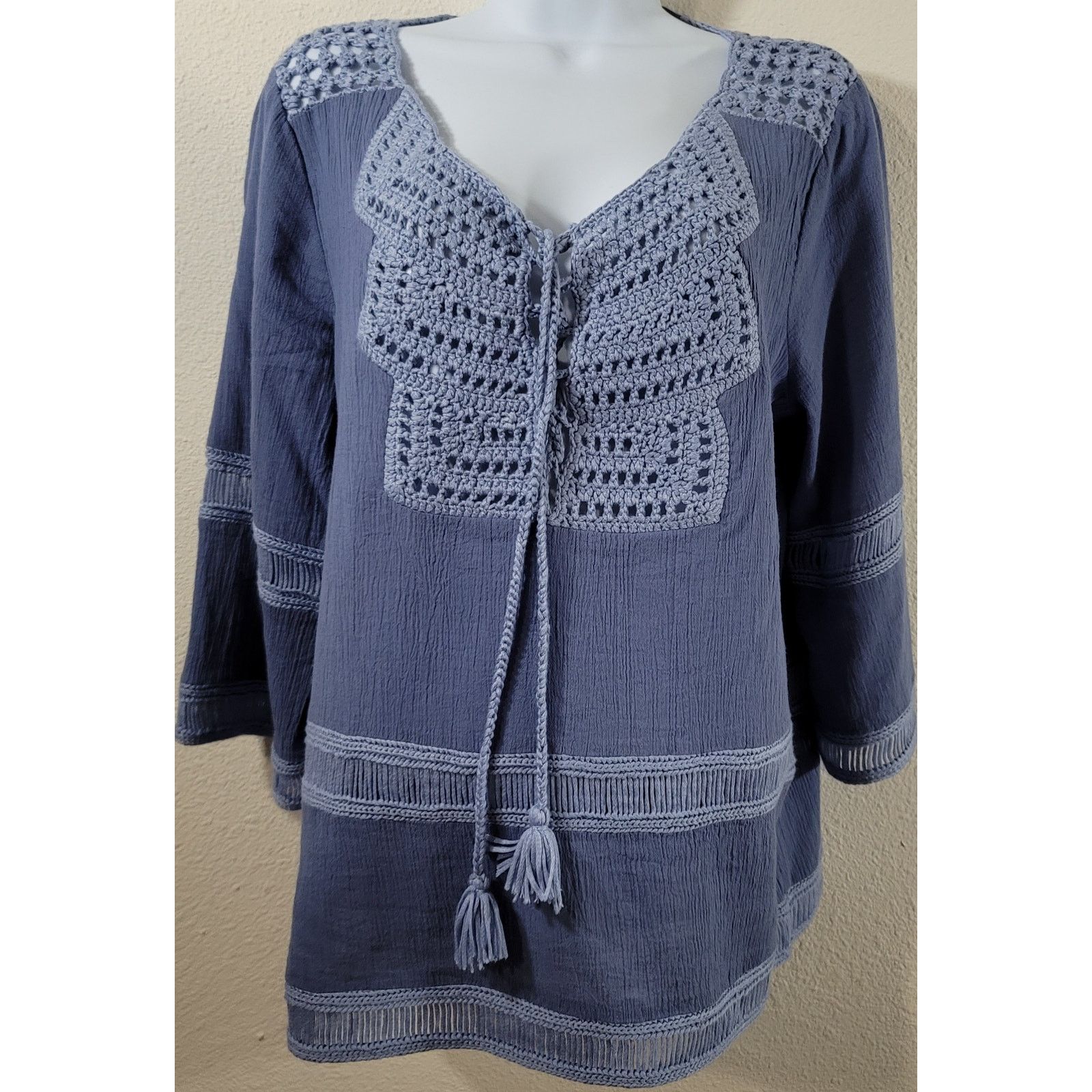 Chicos Chico's Blue Crochet Bodice & Shoulders V Neck Top 1 Medium Size M / US 6-8 / IT 42-44 - 1 Thumbnail