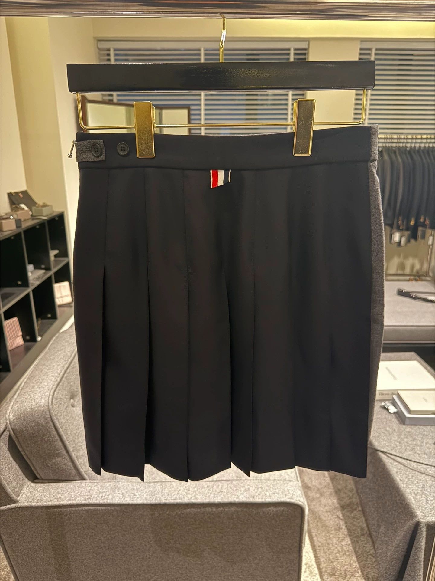 Thom Browne Thom Browne Colorblock Pleated Skirt Women's 38 Gray & Navy Size 26" / US 2 / IT 38 - 2 Thumbnail