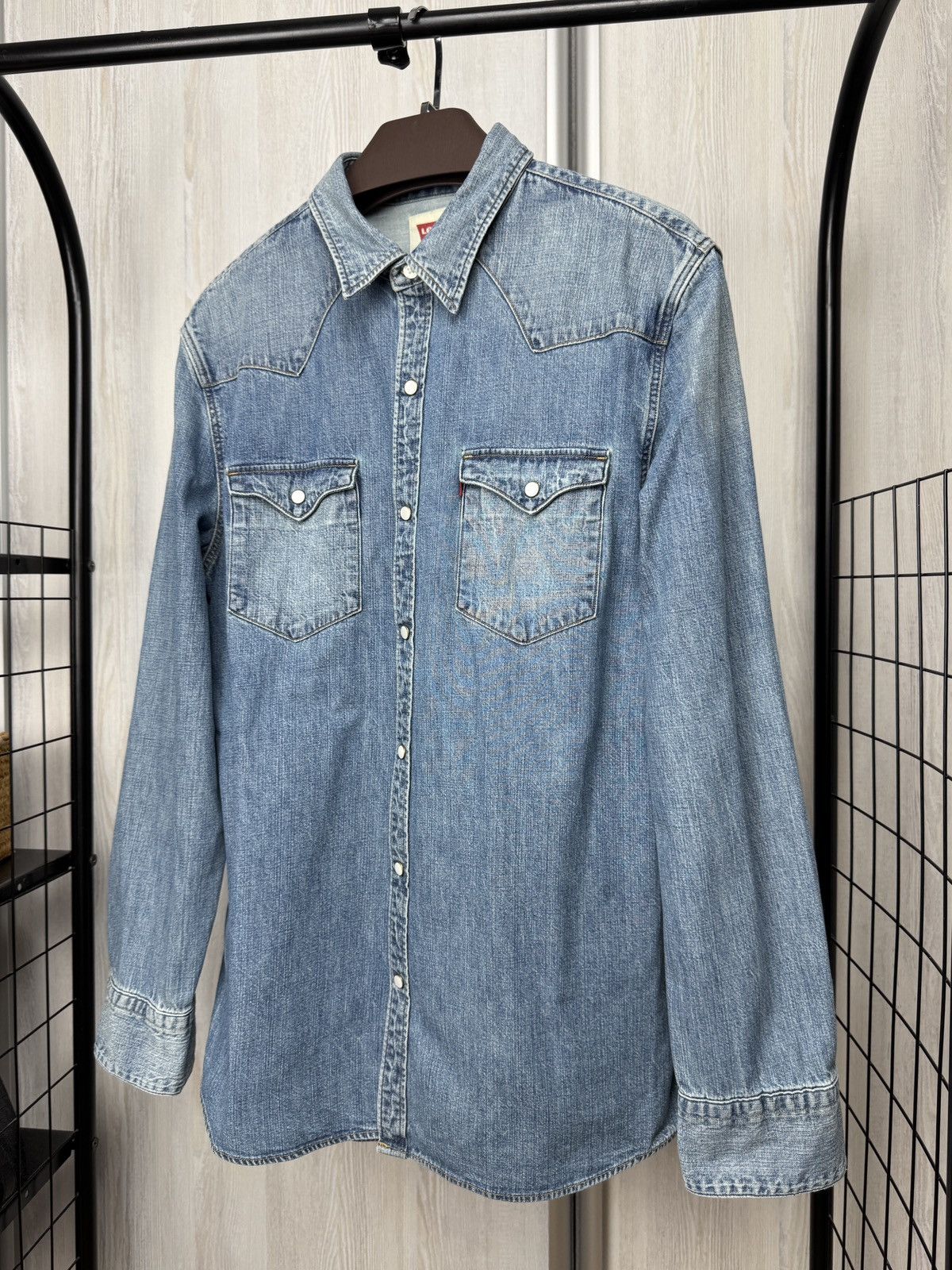 Levi's Levi’s blue denim faded long sleeve shirt Size US XL / EU 56 / 4 - 3 Thumbnail