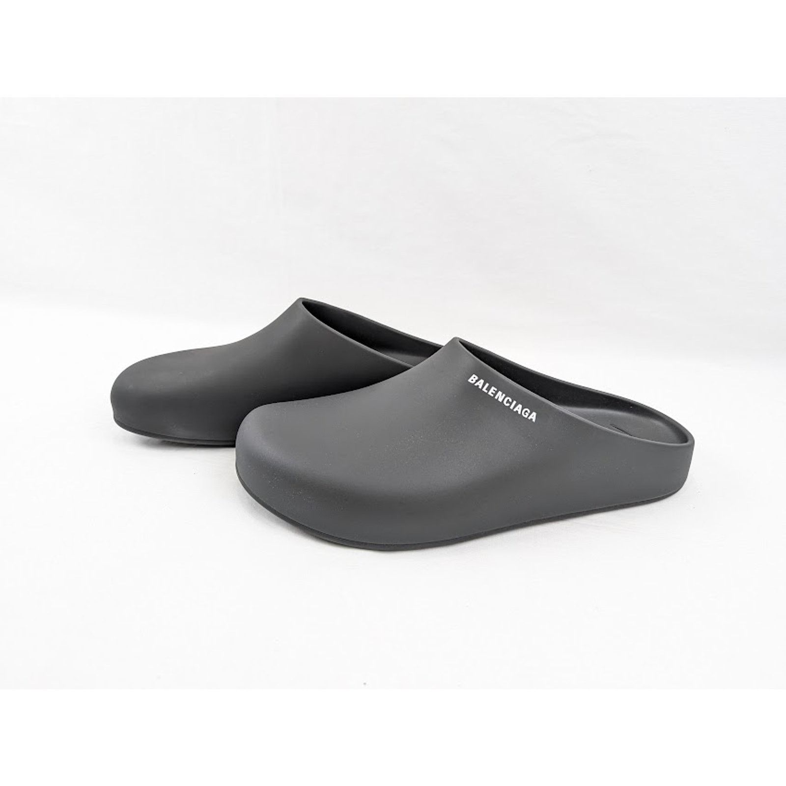 o1rshd1 Q:4 / Pool Closed Logo Slides in Black/White