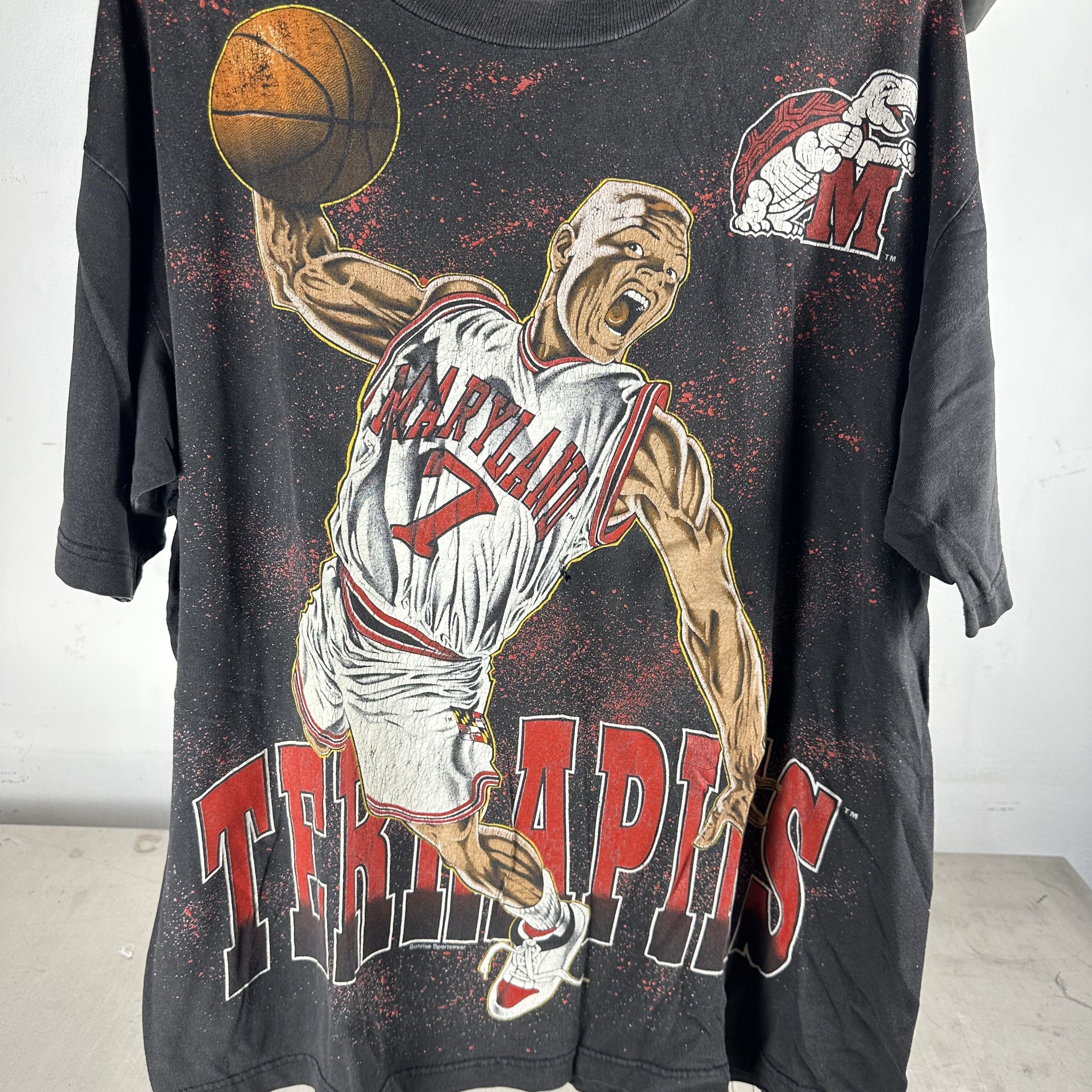 Vintage Vintage 90s Maryland Terrapins Basketball NCAA AOP T-Shirt Size US XL / EU 56 / 4 - 2 Thumbnail