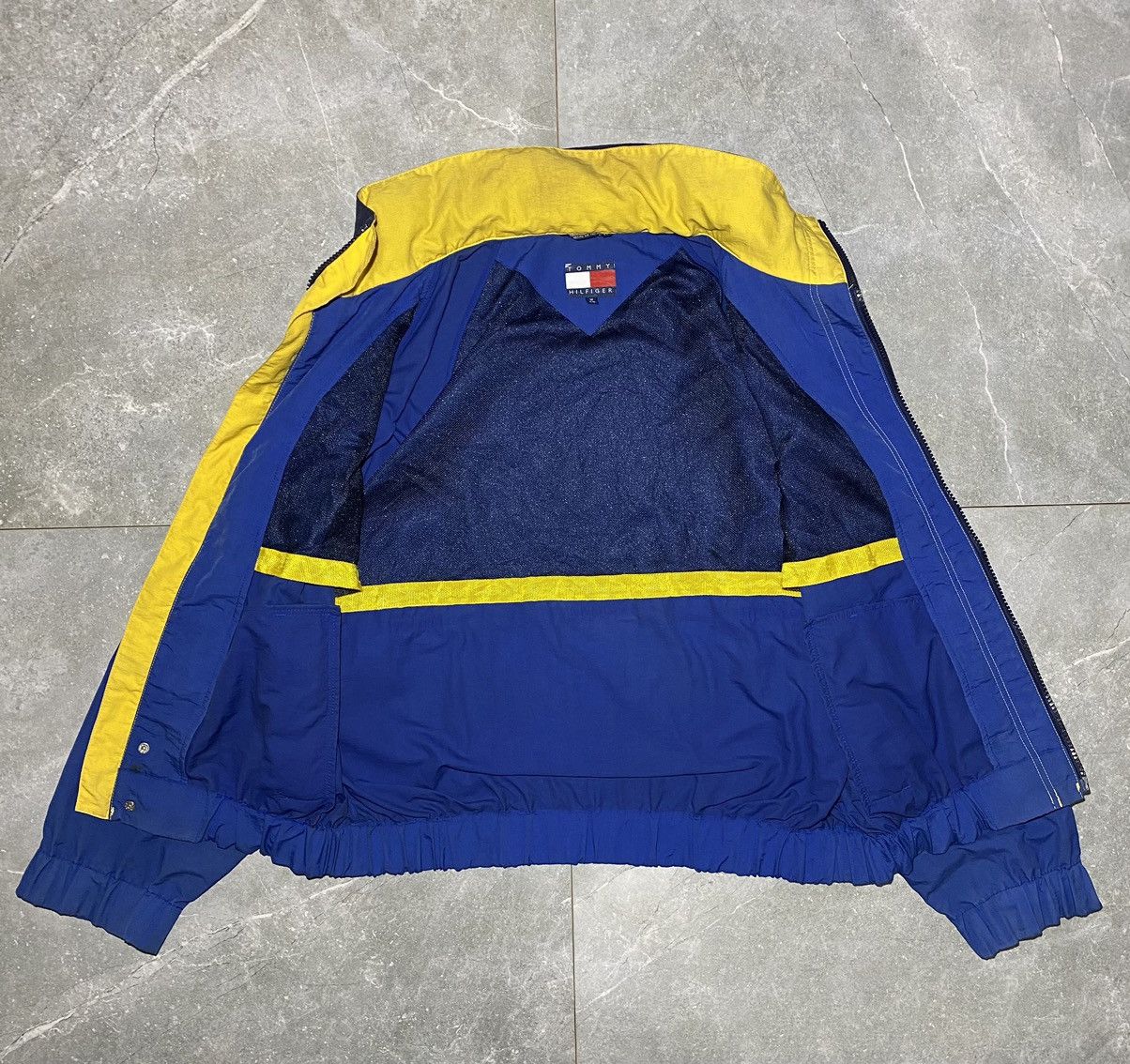 Tommy Hilfiger × Vintage Vintage Tommy Hilfiger Windbreaker Jacket Size US M / EU 48-50 / 2 - 7 Thumbnail