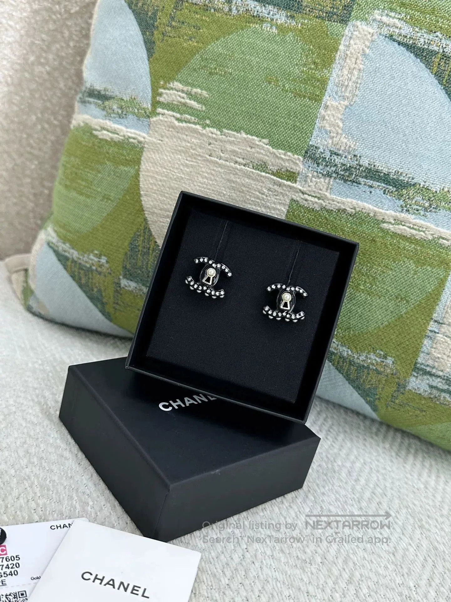 Chanel Chanel Black Acrylic Pearl Lock Earrings. Size ONE SIZE - 2 Thumbnail
