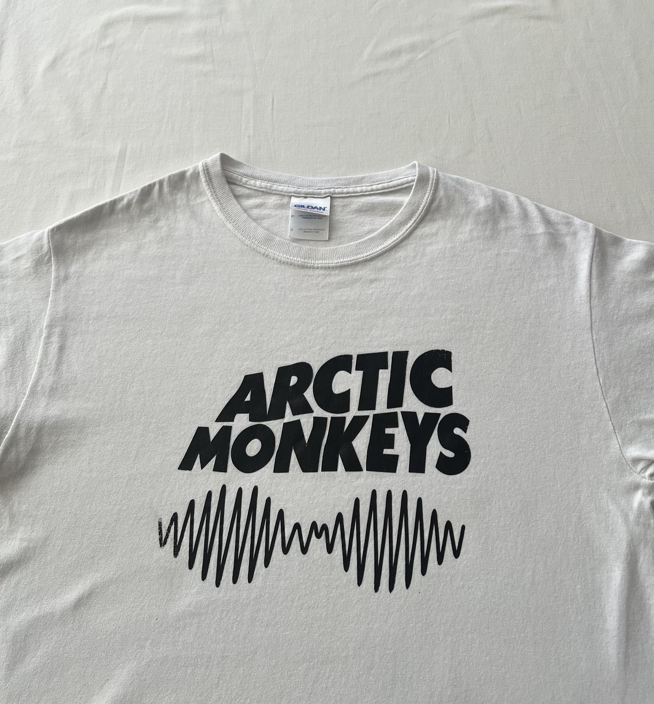 Band Tees Vintage 2000s Arctic Monkeys Rock Band White T-shirt Size US S / EU 44-46 / 1 - 3 Thumbnail