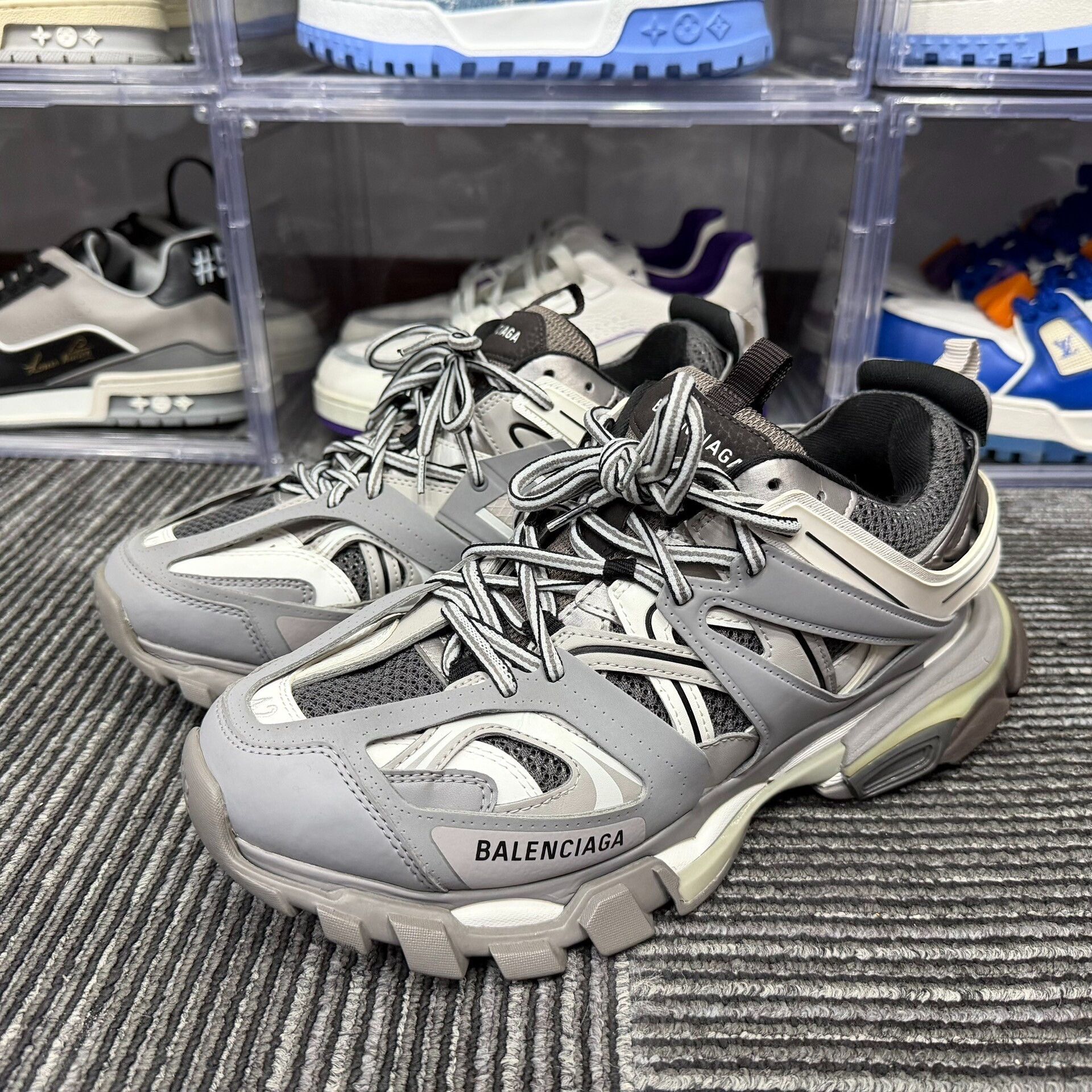 Balenciaga Balenciaga White Lowtop Sneakers 9 Men Size US 9 / EU 42 - 1 Thumbnail